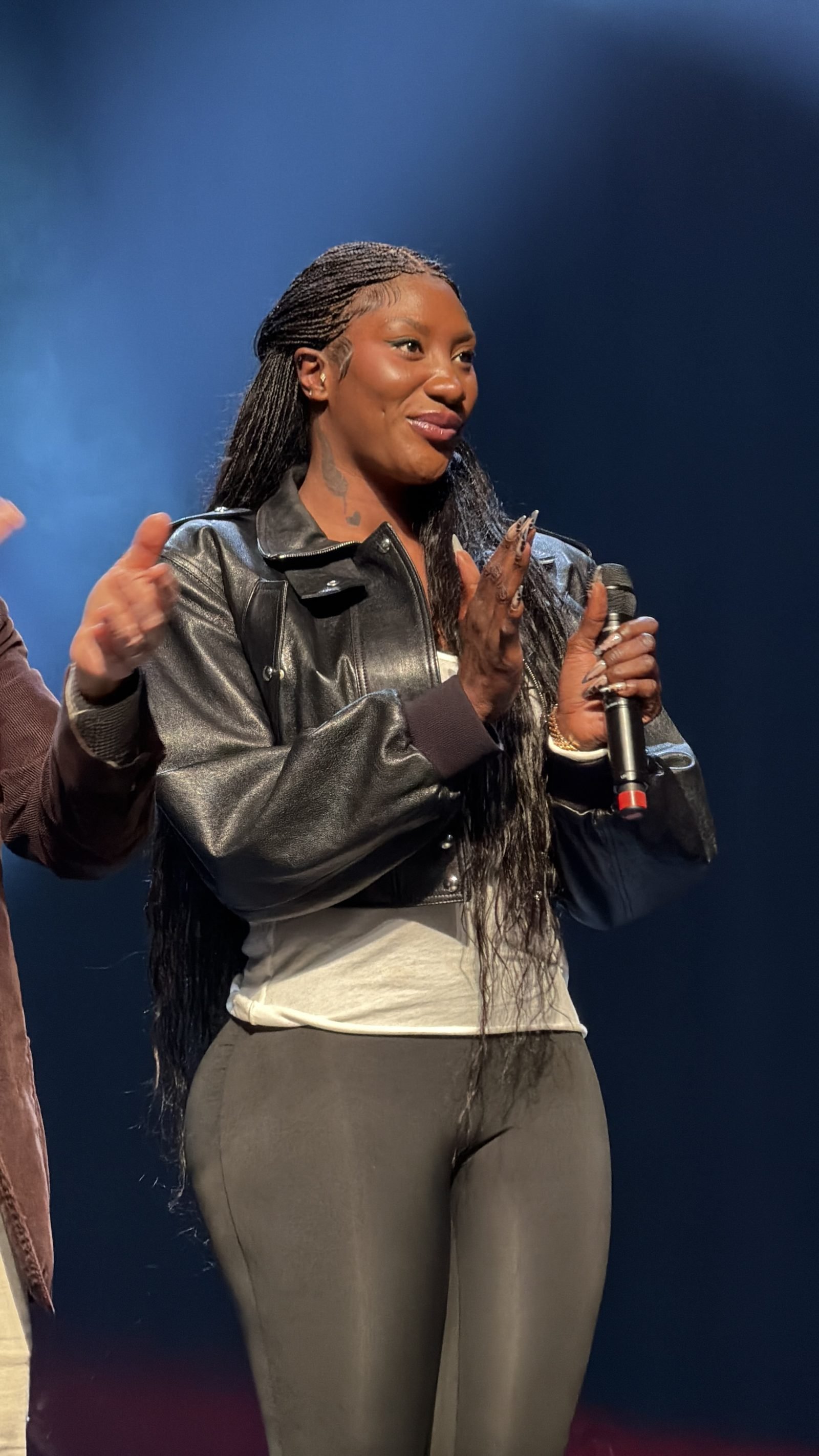 Aya Nakamura, microphone en main, au théâtre Jacques-Prévert d’Aulnay-sous-Bois en avril 2026