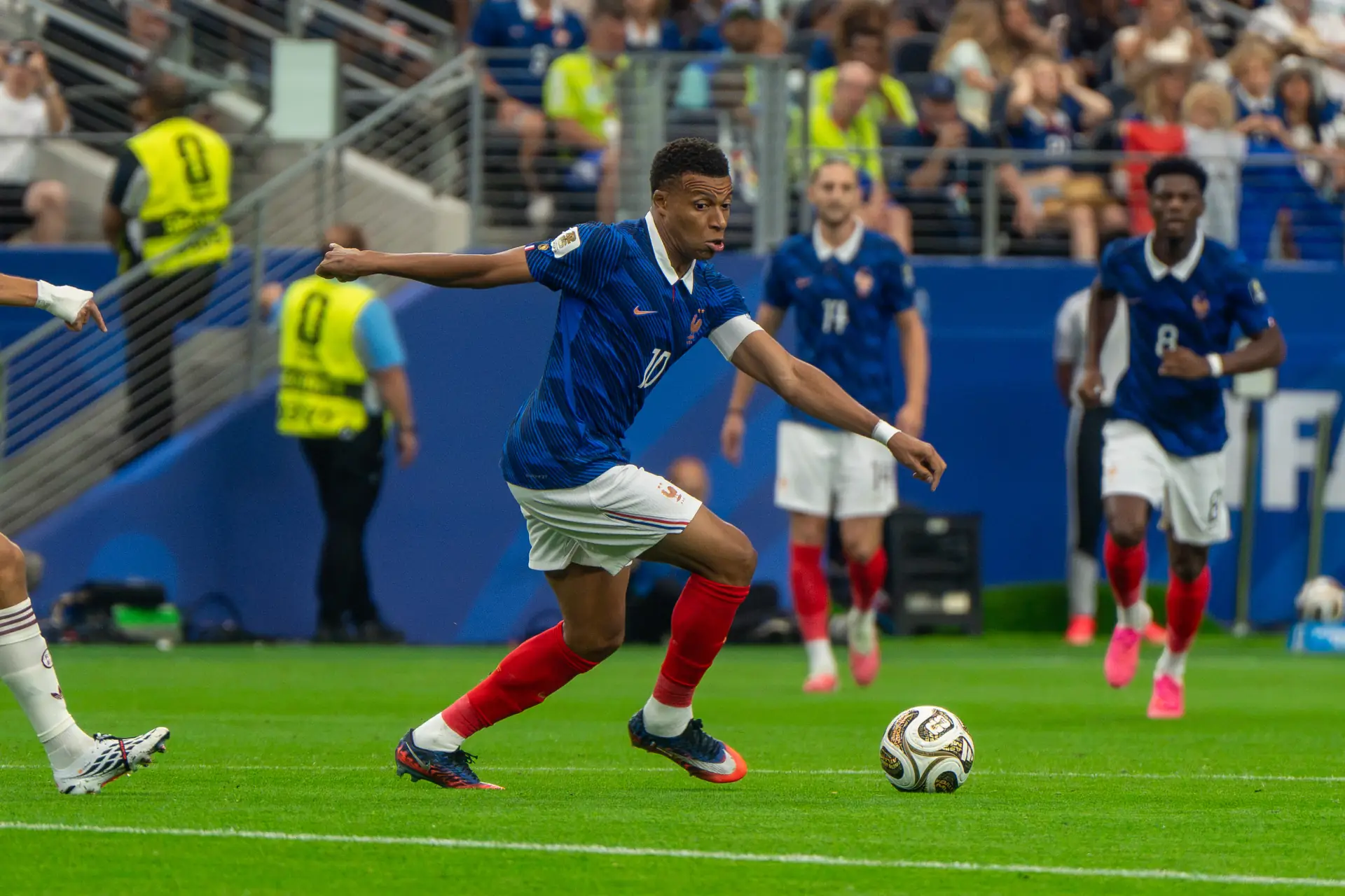 Kylian Mbappé ballon au pied, brassard de capitaine, pendant France-Espagne à la Coupe du monde 2026