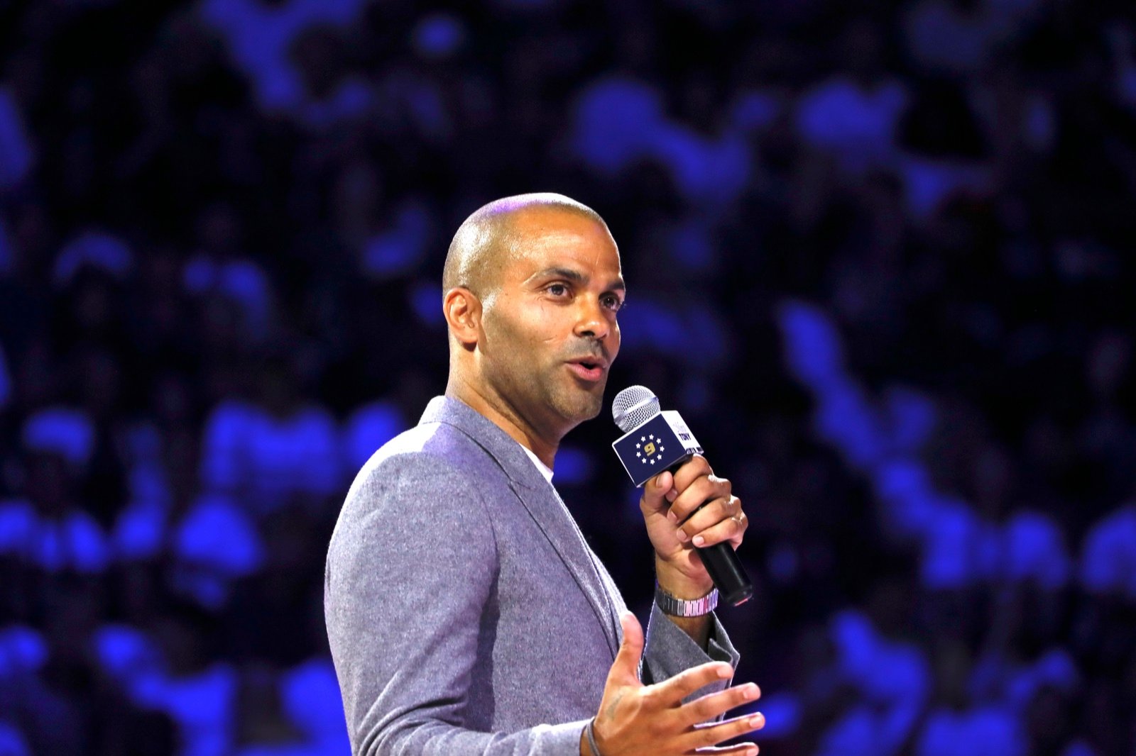 Tony Parker, veste grise et microphone en main, lors de la cérémonie à la LDLC Arena en juillet 2024