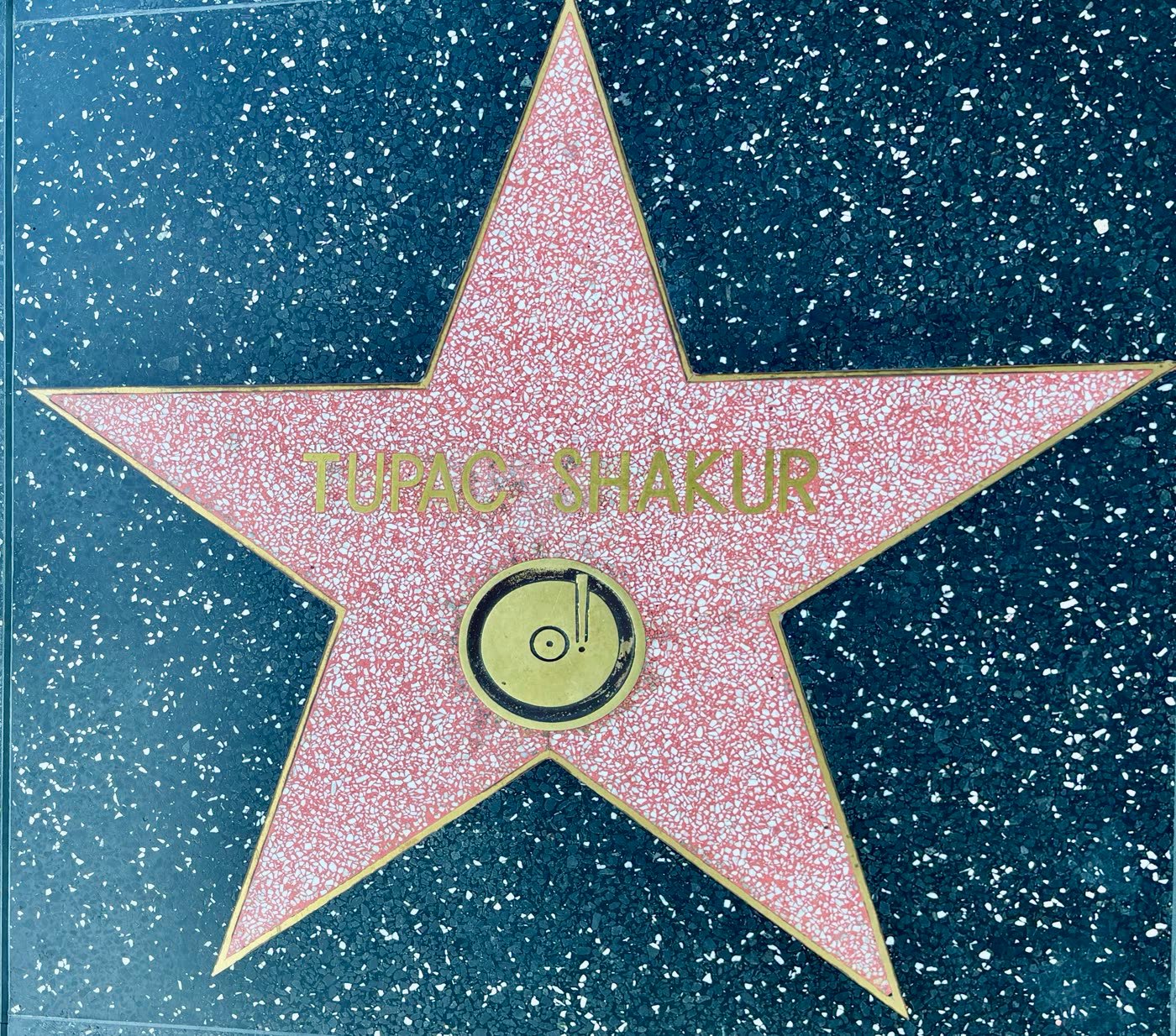 L’étoile Tupac Shakur sur le Hollywood Walk of Fame, photographiée en 2025.