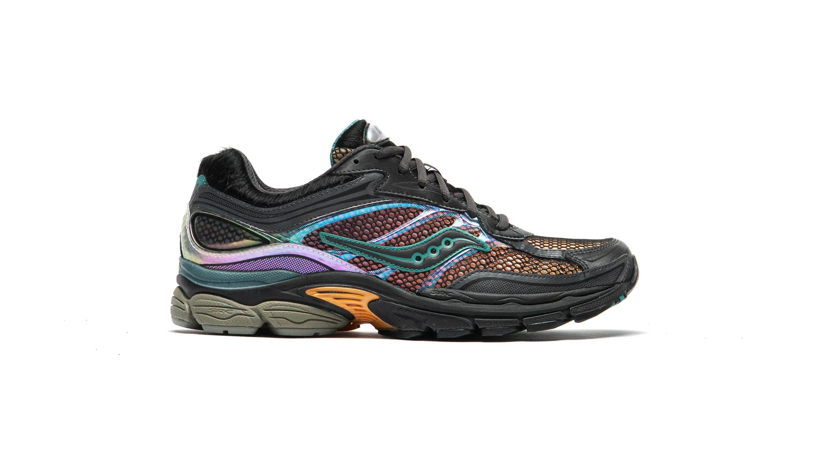 La Saucony ProGrid Omni 9 « Tara Hawk » d’afew vue de profil sur fond blanc : tige noire et anthracite, empiècements irisés bleu, violet et cuivre, col en poil de poney noir, cambrion orange et semelle grise.