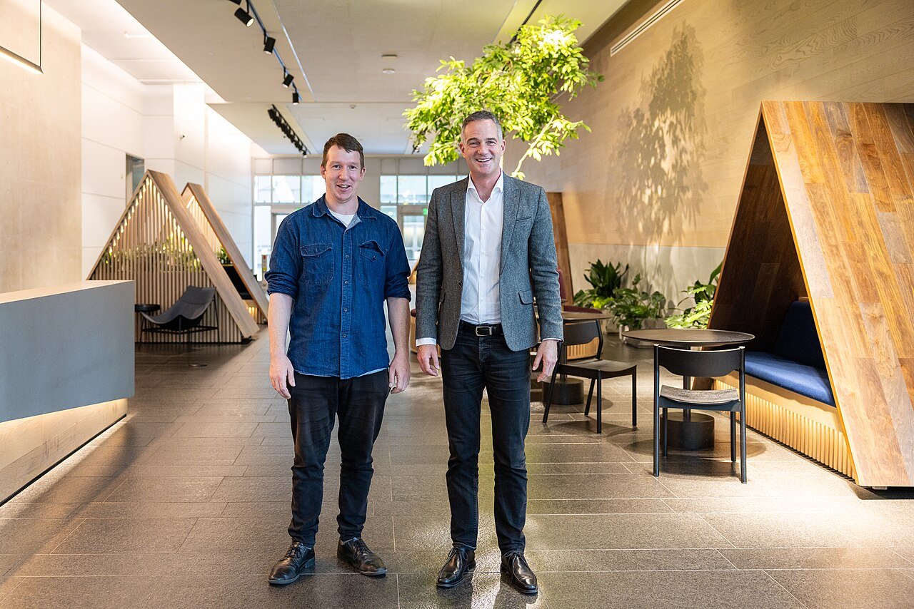 Deux hommes photographiés dans les bureaux d’Anthropic à San Francisco en octobre 2024, dont le ministre britannique Peter Kyle à droite.