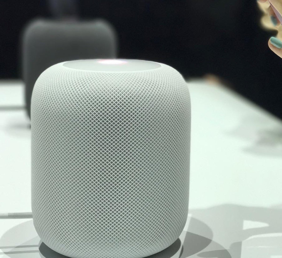 Un HomePod blanc exposé lors de la WWDC 2017.