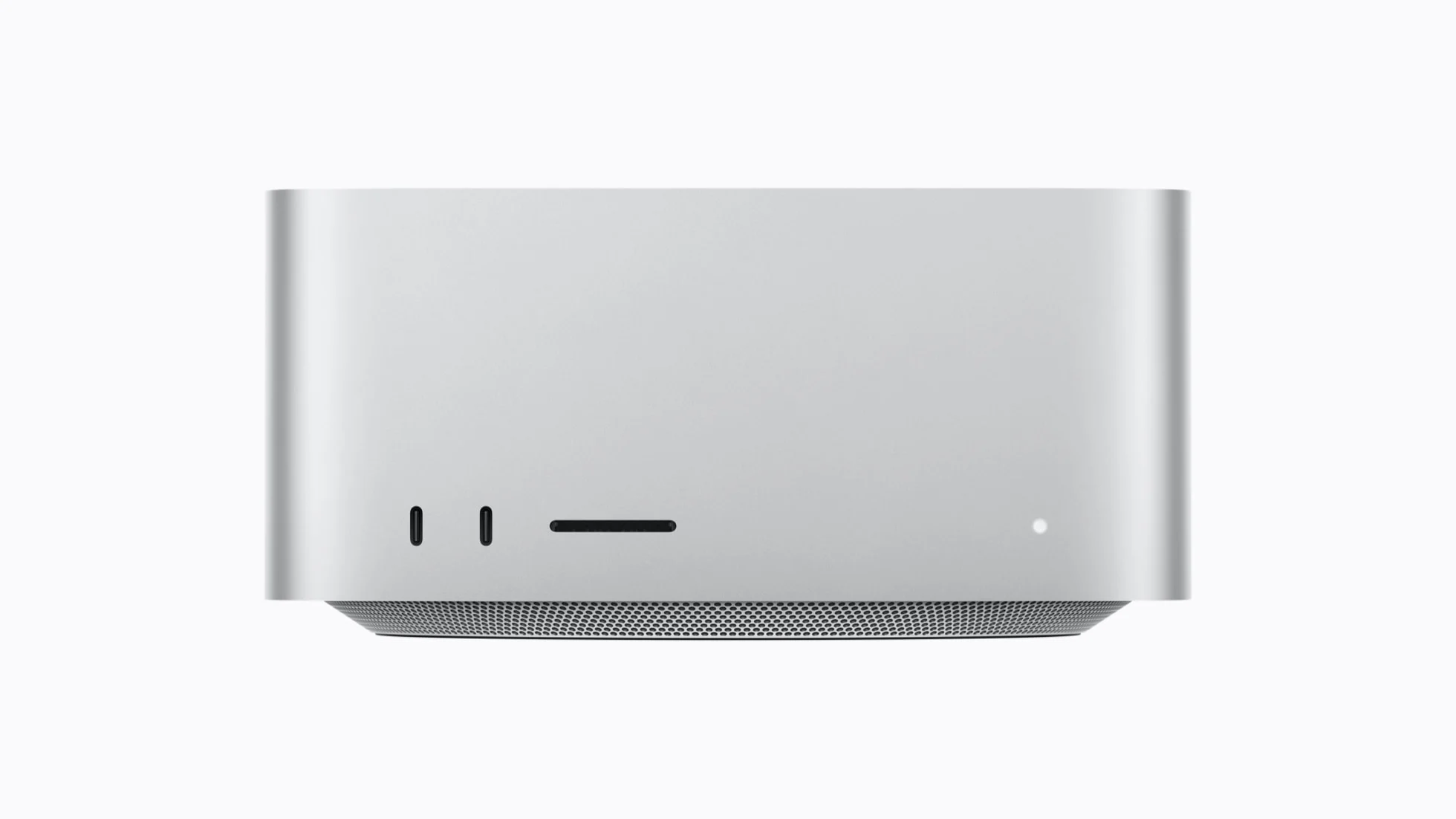 Un Mac Studio argenté vu de face, avec deux ports USB-C, un lecteur de carte SD et un voyant blanc, sur fond blanc.