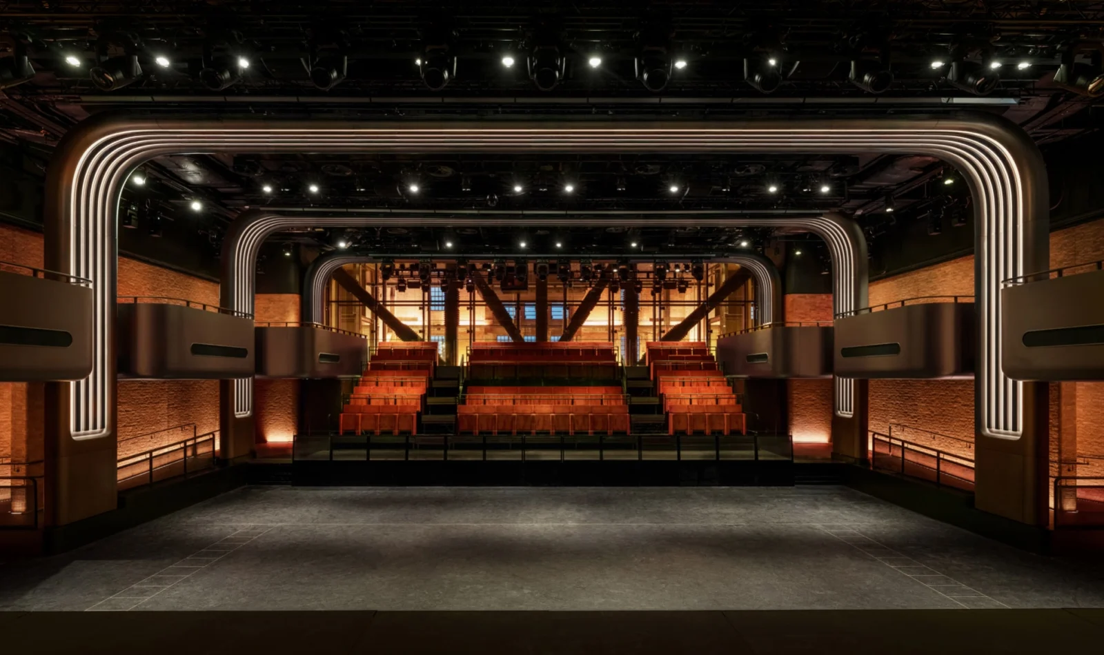 La scène de l’Apple Music Hall face aux gradins bleus de la salle londonienne.