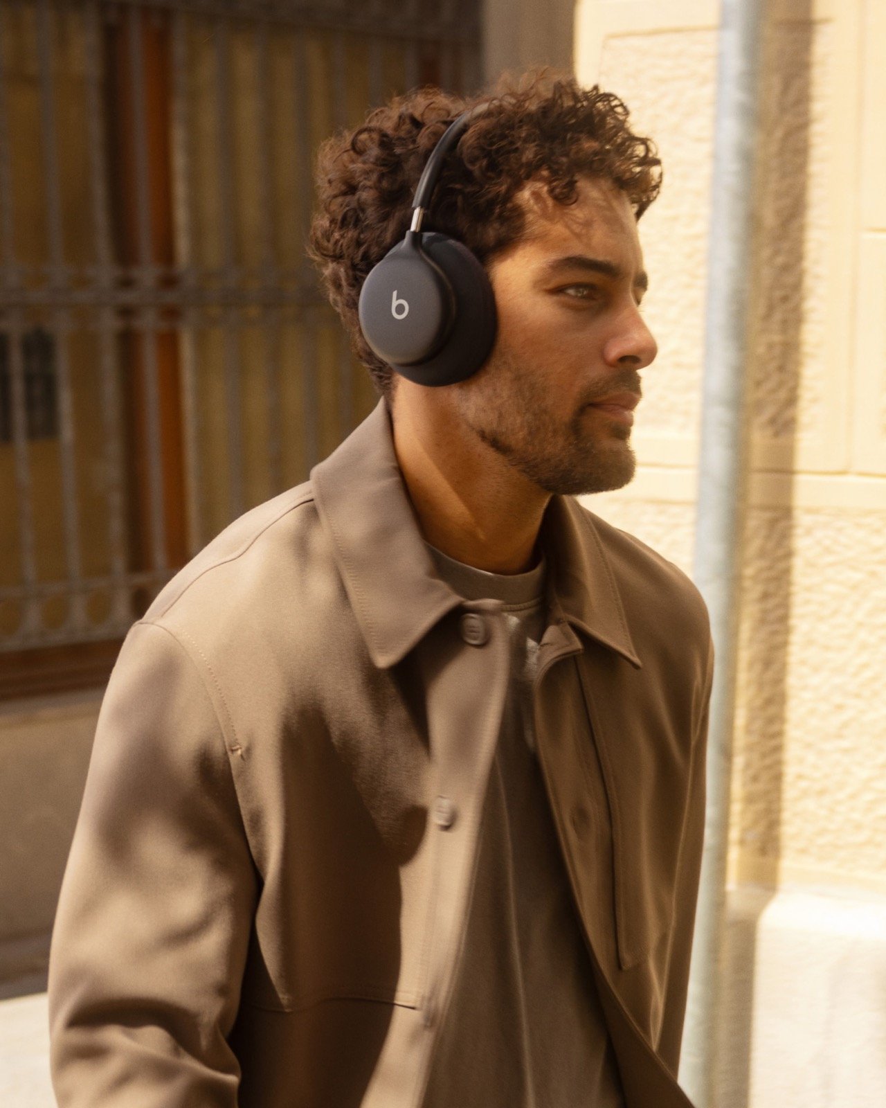 Un homme porte un casque Beats 360 noir dans une photographie officielle.