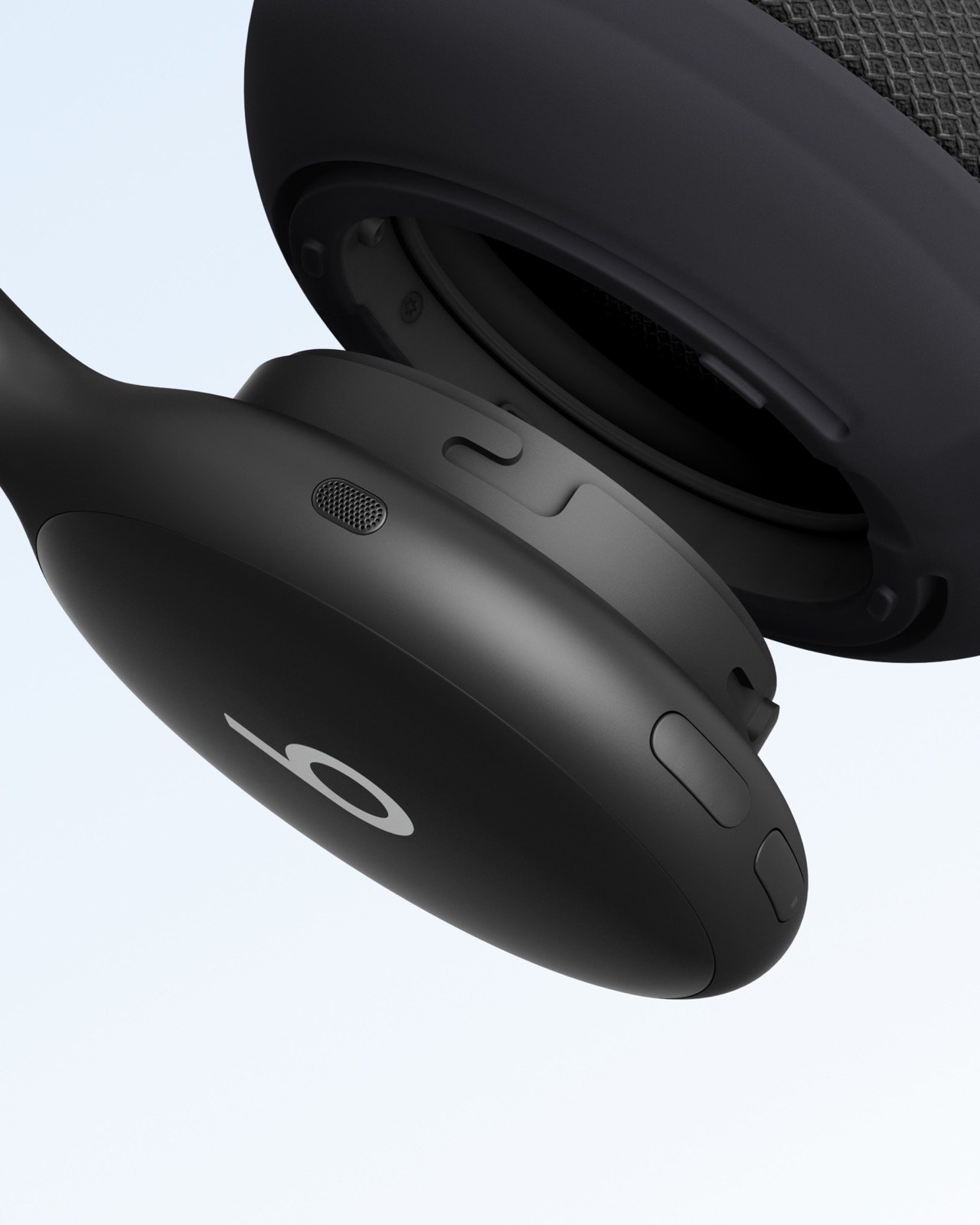 Gros plan officiel sur le coussinet amovible d’un casque Beats 360 noir.