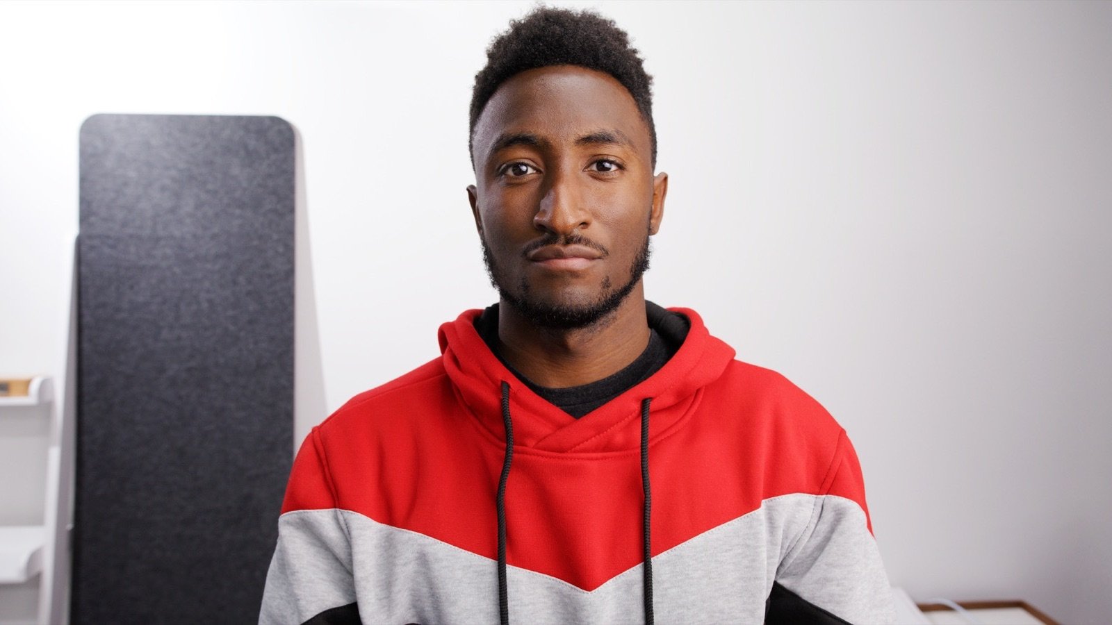 Le vidéaste Marques Brownlee dans son studio, photographié en décembre 2021.