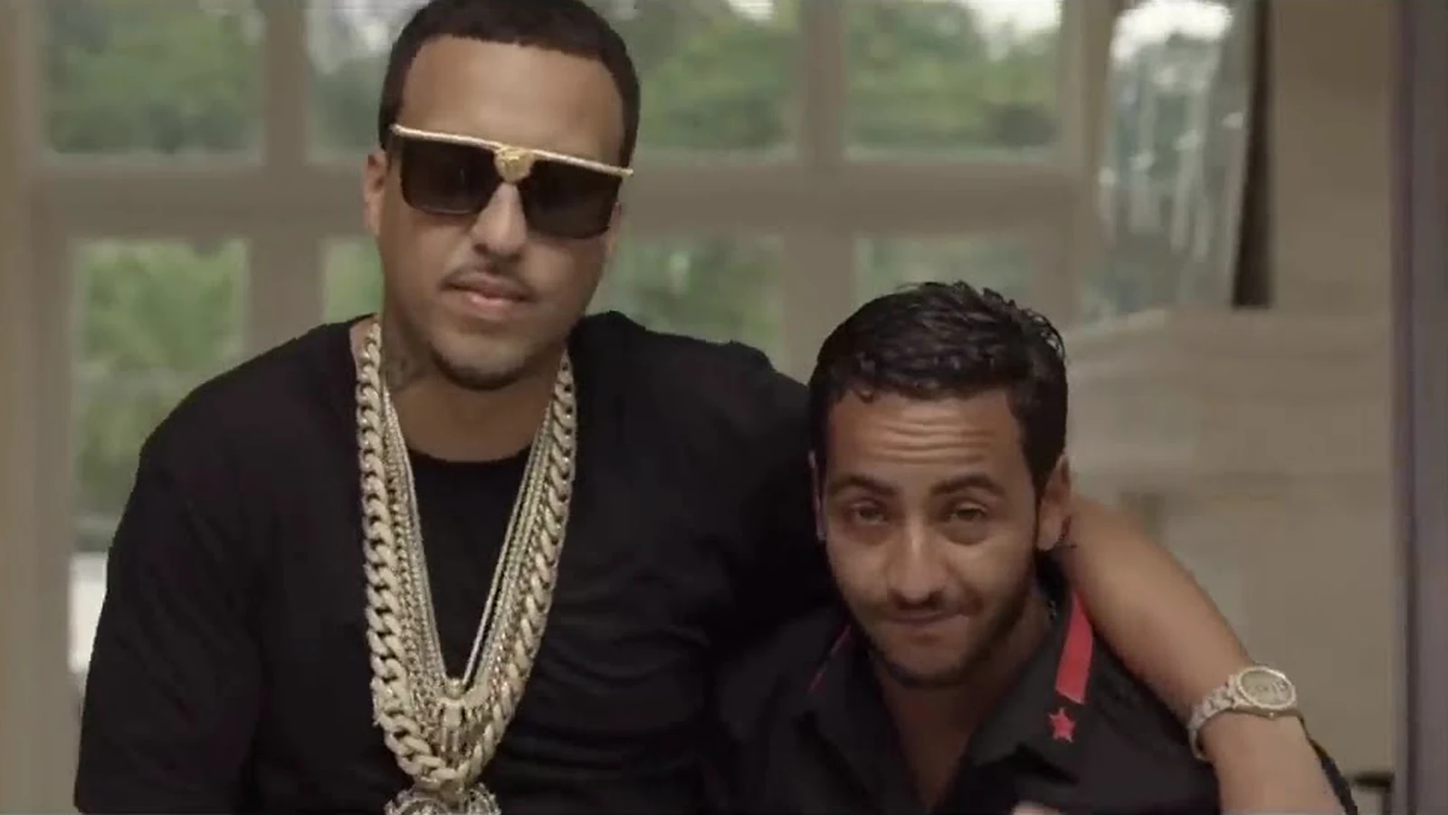 French Montana, lunettes de soleil et chaînes dorées, passe le bras autour des épaules de Lacrim dans le clip officiel de « A.W.A ».