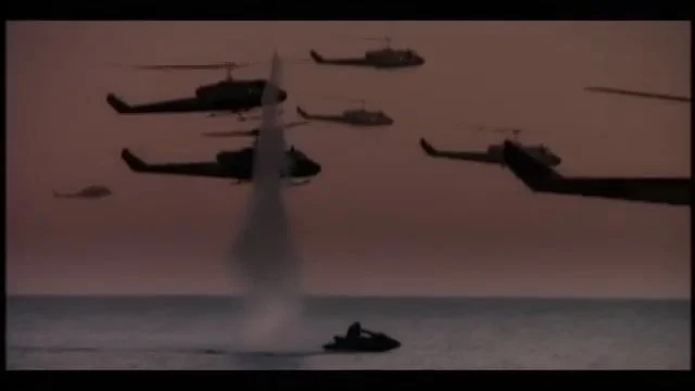 Escadrille d’hélicoptères au-dessus de la mer dans le clip Ready or Not des Fugees.