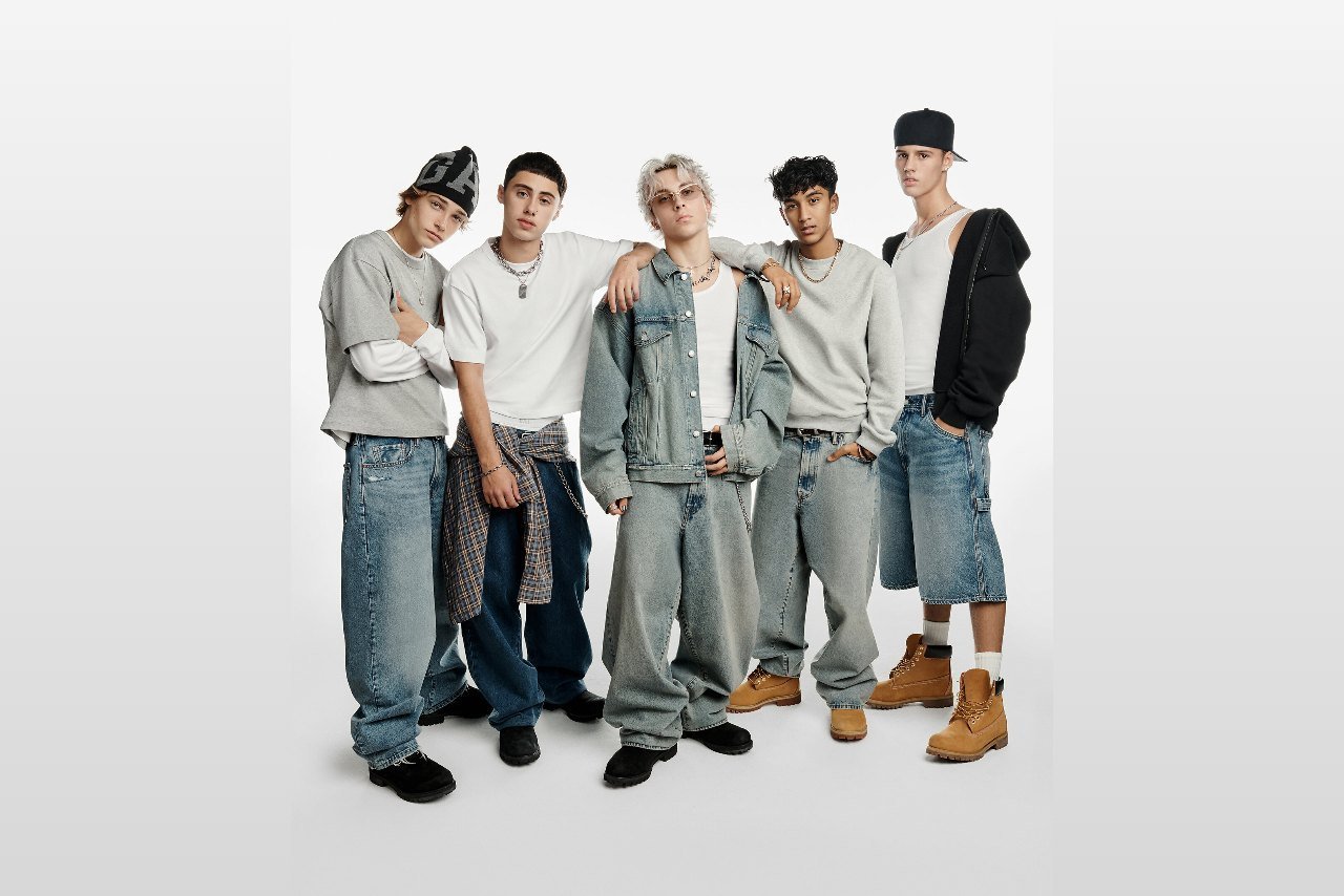 Les cinq membres du groupe JYT posent ensemble en denim pour Gap.