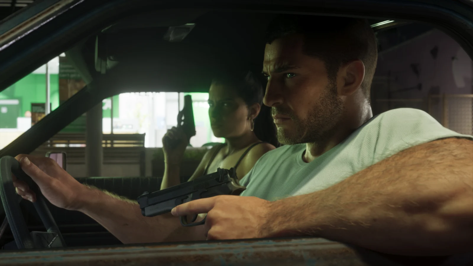 Capture officielle de GTA VI : Jason au volant d’une voiture, pistolet posé sur la portière, Lucia armée sur le siège passager.