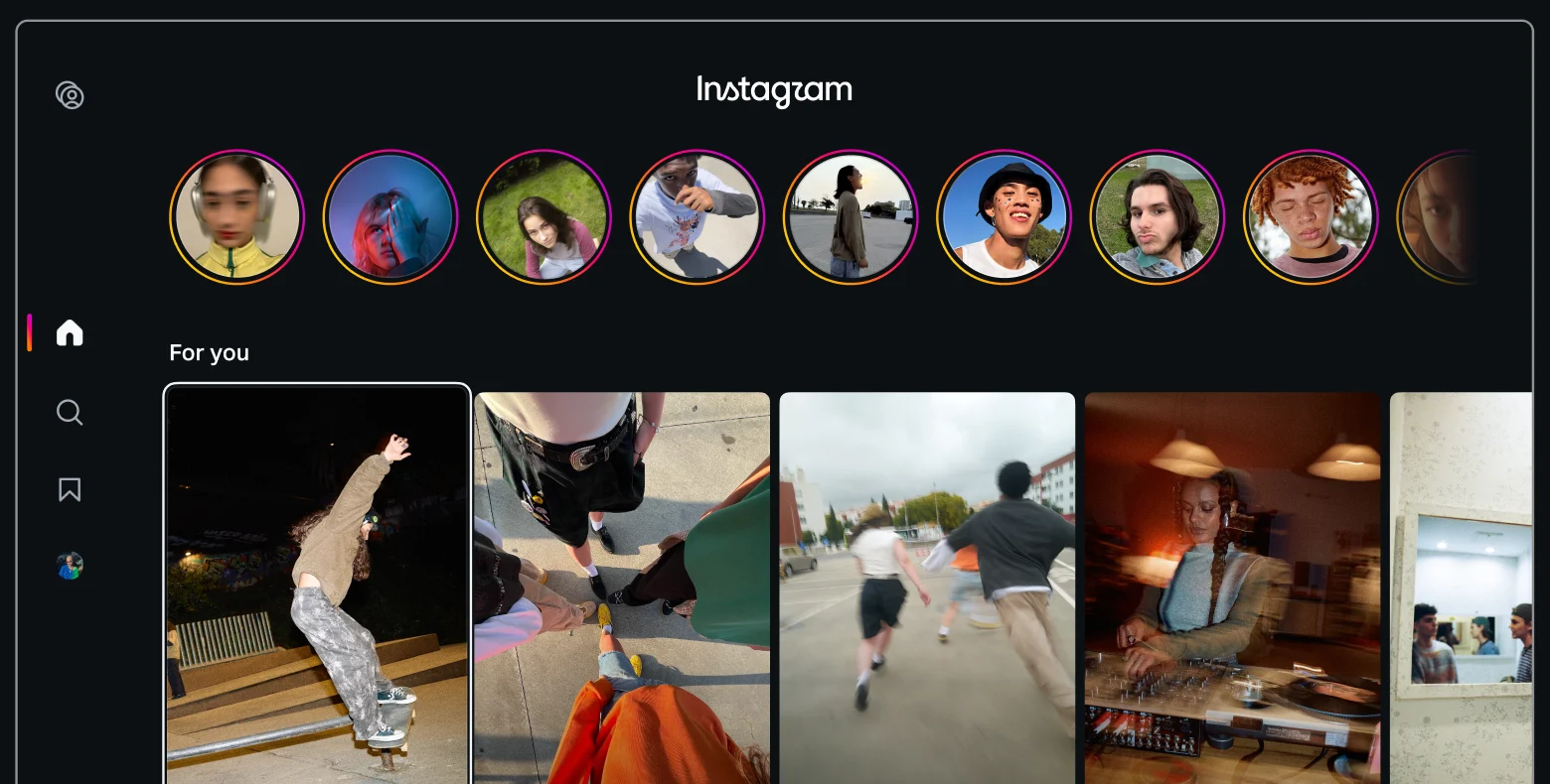 L’écran d’accueil d’Instagram sur Apple TV : une rangée de stories en cercles, puis une ligne de vidéos « For you », avec un menu vertical à gauche.
