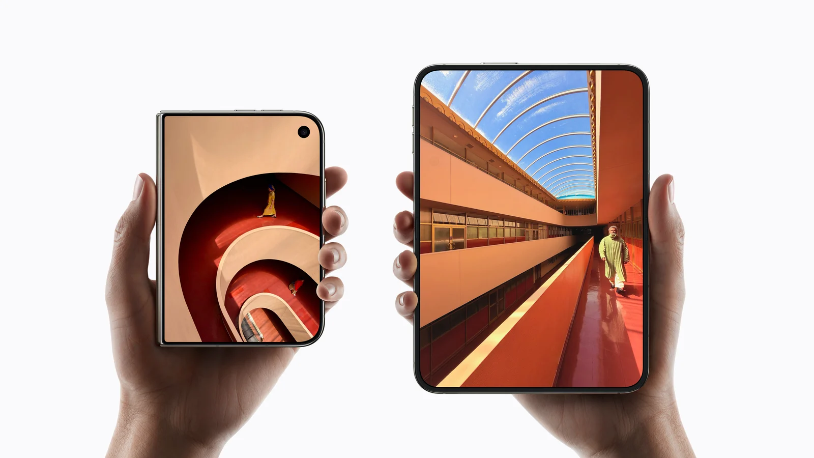 Deux mains tiennent chacune un iPhone Duo sur fond blanc : à gauche, le téléphone plié, écran extérieur allumé ; à droite, le même modèle déplié, écran intérieur plus large.