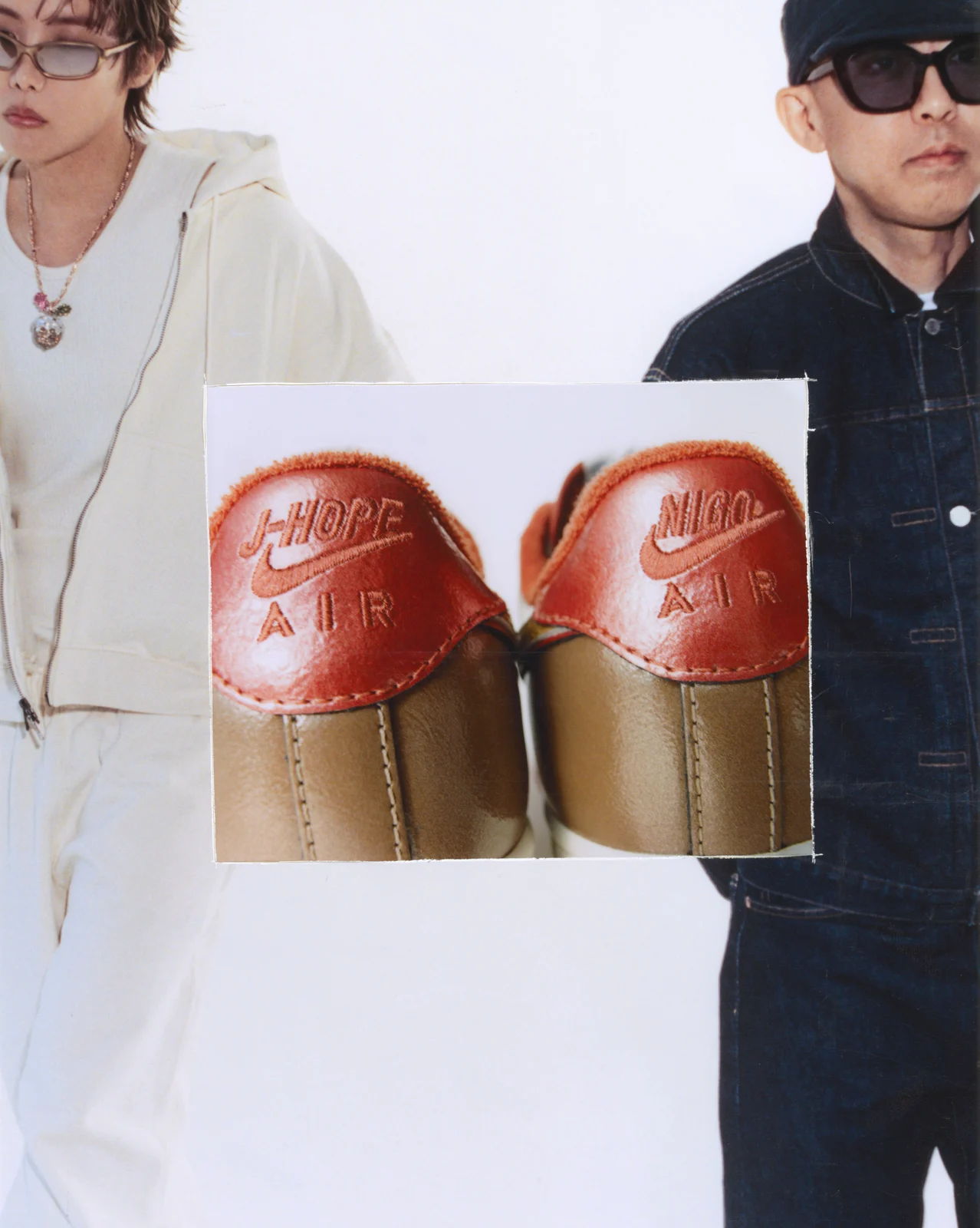 j-hope, en sweat blanc, et Nigo, en veste en jean et lunettes noires, tiennent une photo des talons de la paire marqués « j-hope Air » et « Nigo Air ».