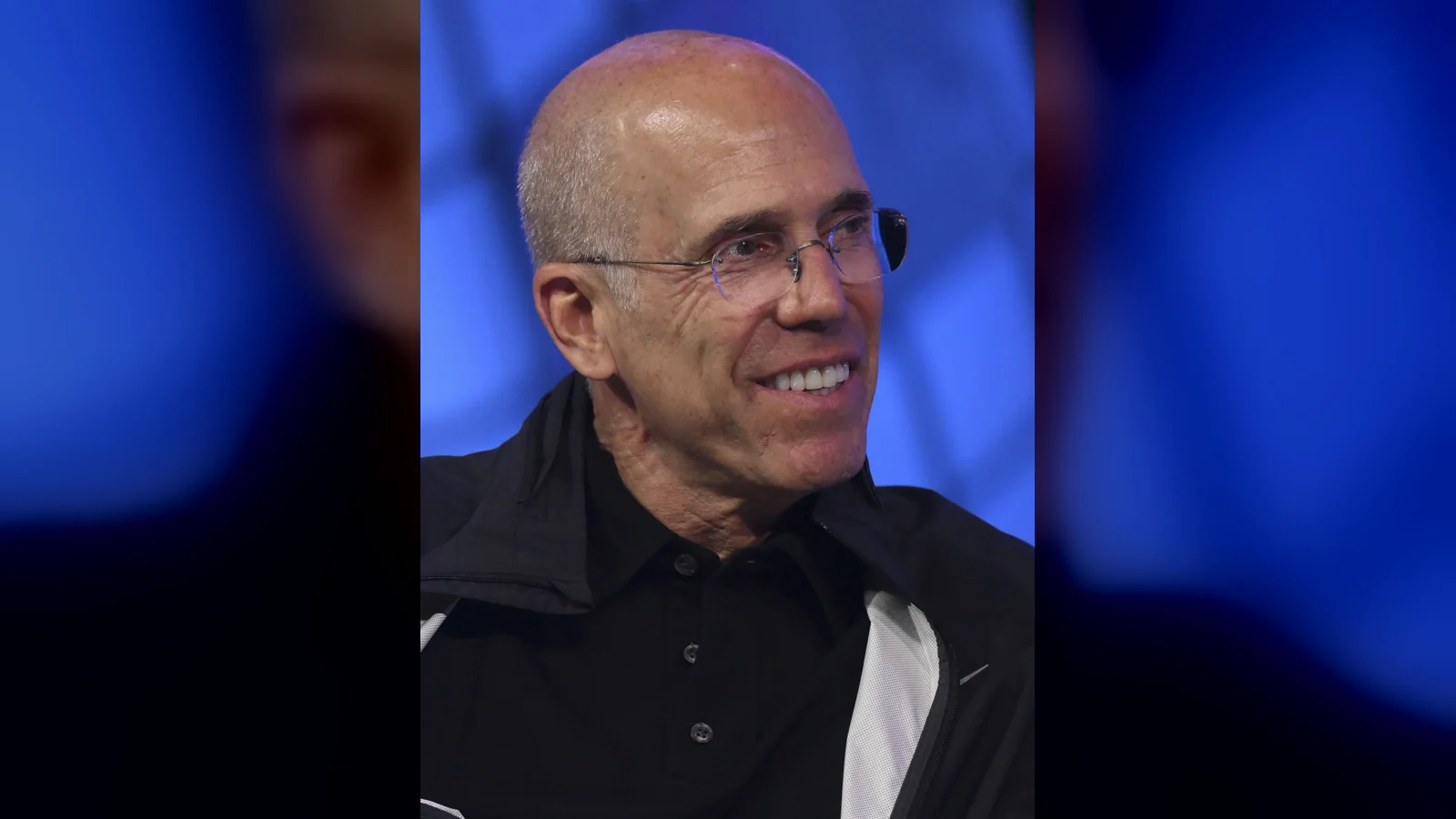 Jeffrey Katzenberg, en veste sombre, parle sur scène lors de la conférence Collision 2022 à Toronto.