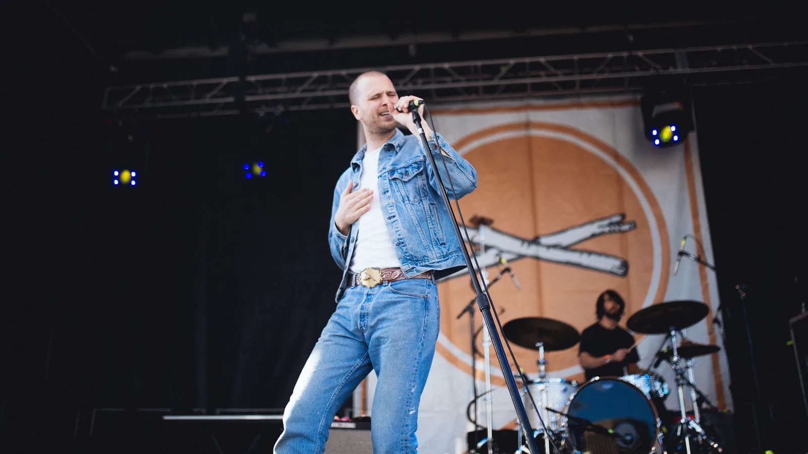 JMSN chante sur scène en veste en jean au festival Treefort, à Boise, en 2017.