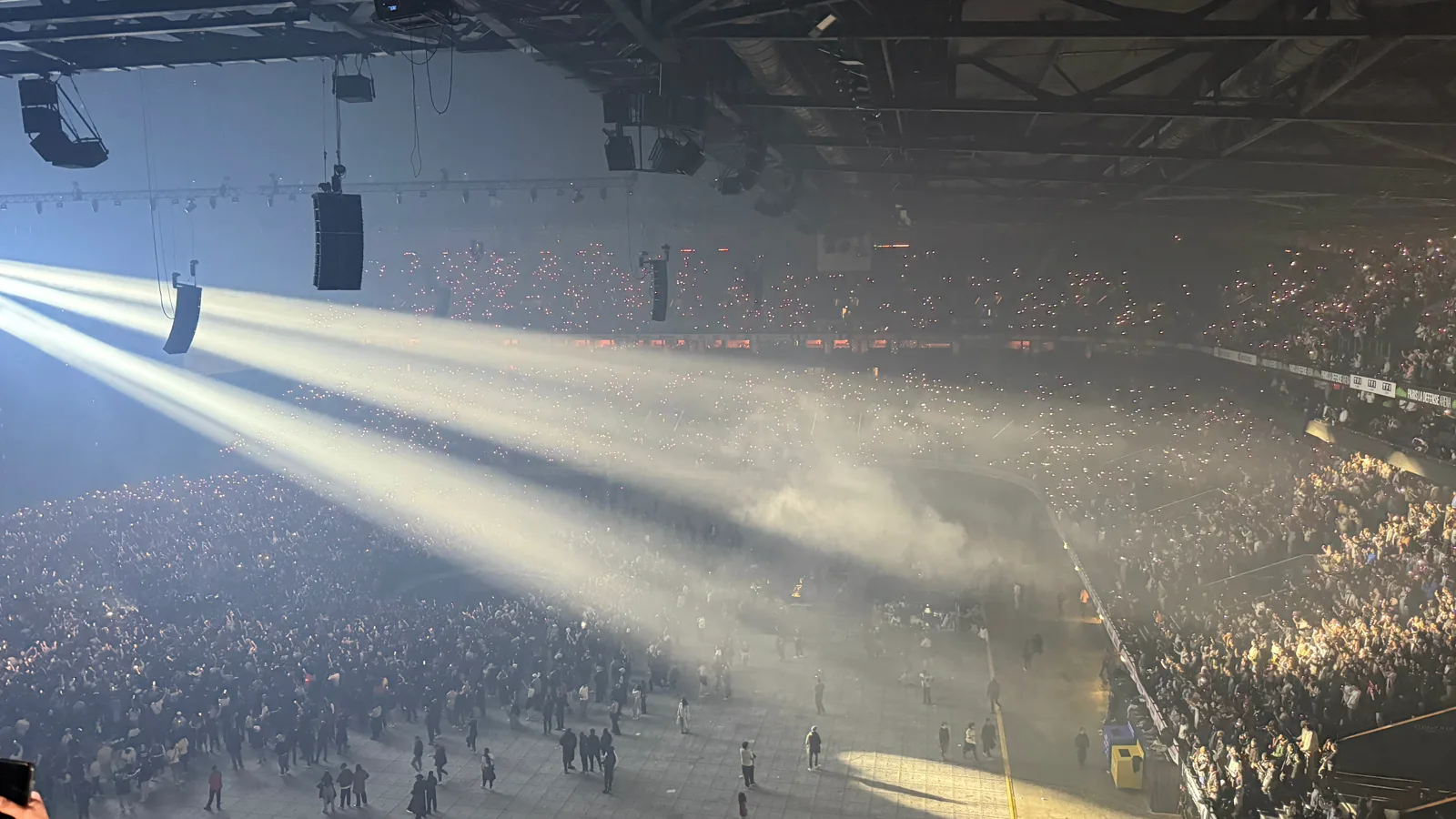 La salle de Paris La Défense Arena remplie pendant le concert de Kaaris, traversée de faisceaux lumineux, en janvier 2025.