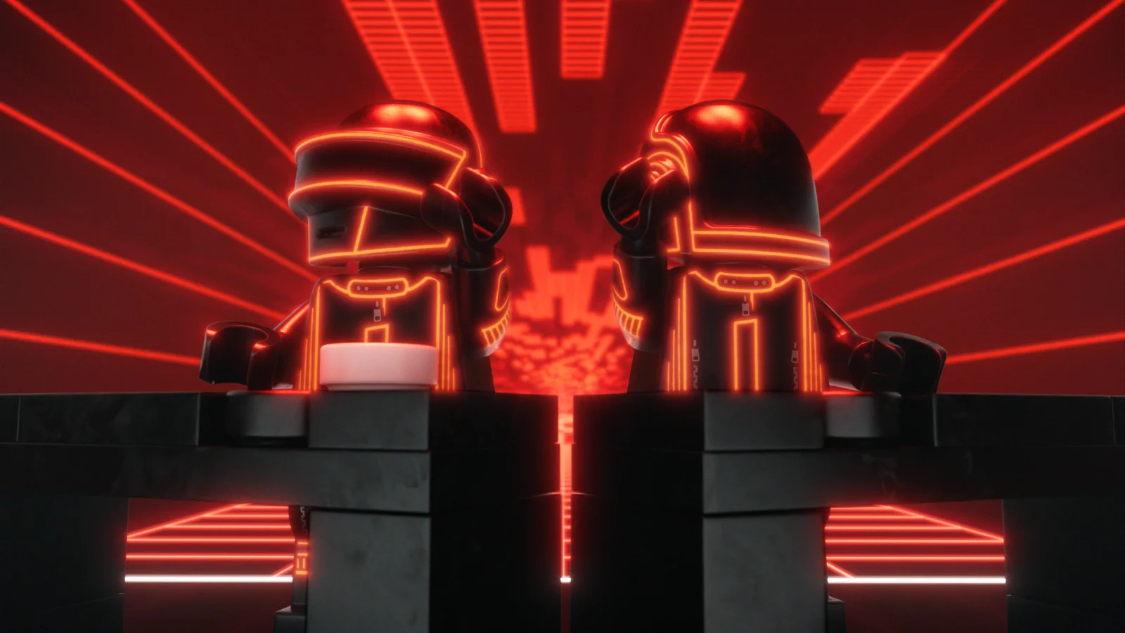Les deux robots de Daft Punk en minifigures LEGO, casques noirs aux contours rouges lumineux, derrière une console de DJ en briques, devant des rayons de lumière rouge.
