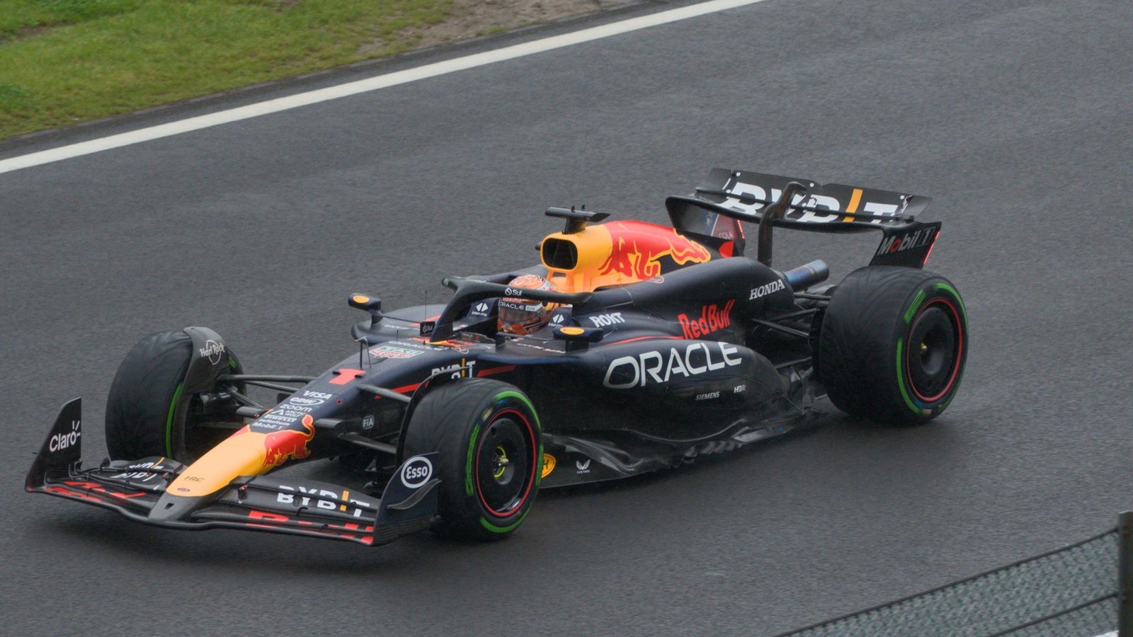 Max Verstappen au volant de sa Red Bull pendant les qualifications du Grand Prix de Belgique 2024.
