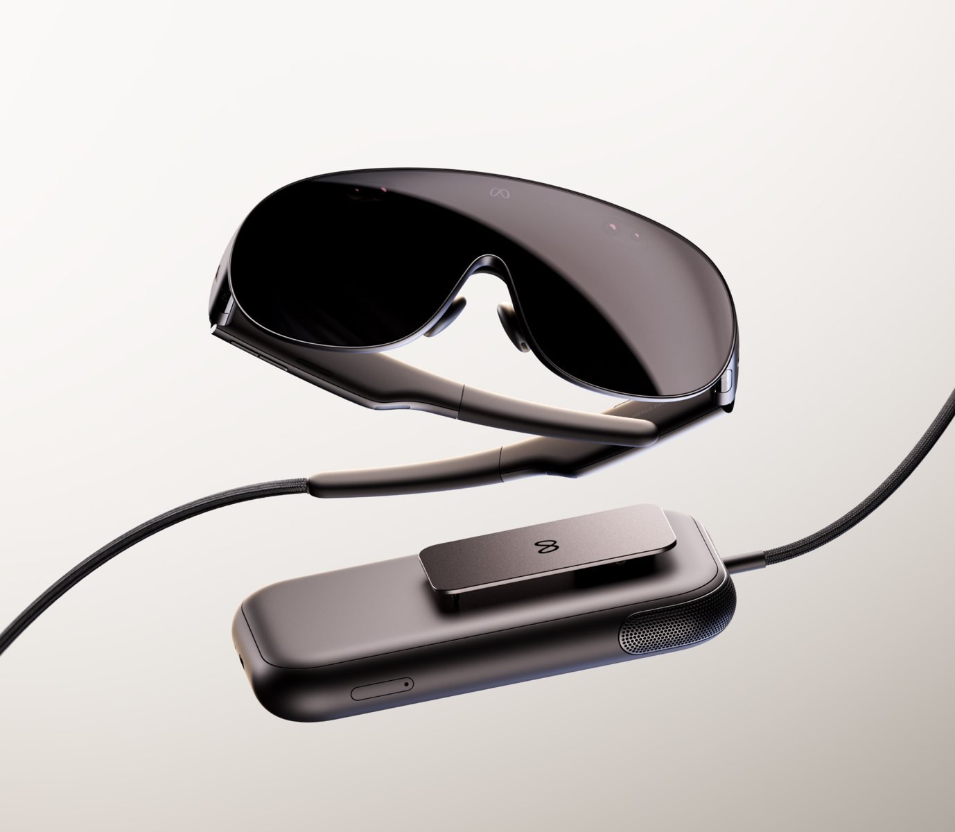 Les Meta VR Glasses reliées par câble à leur boîtier externe.