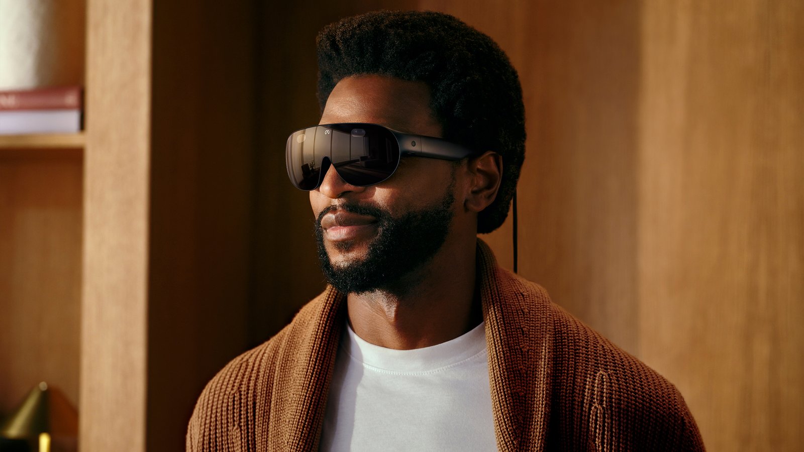 Une personne porte les nouvelles lunettes Meta VR Glasses à la monture noire.