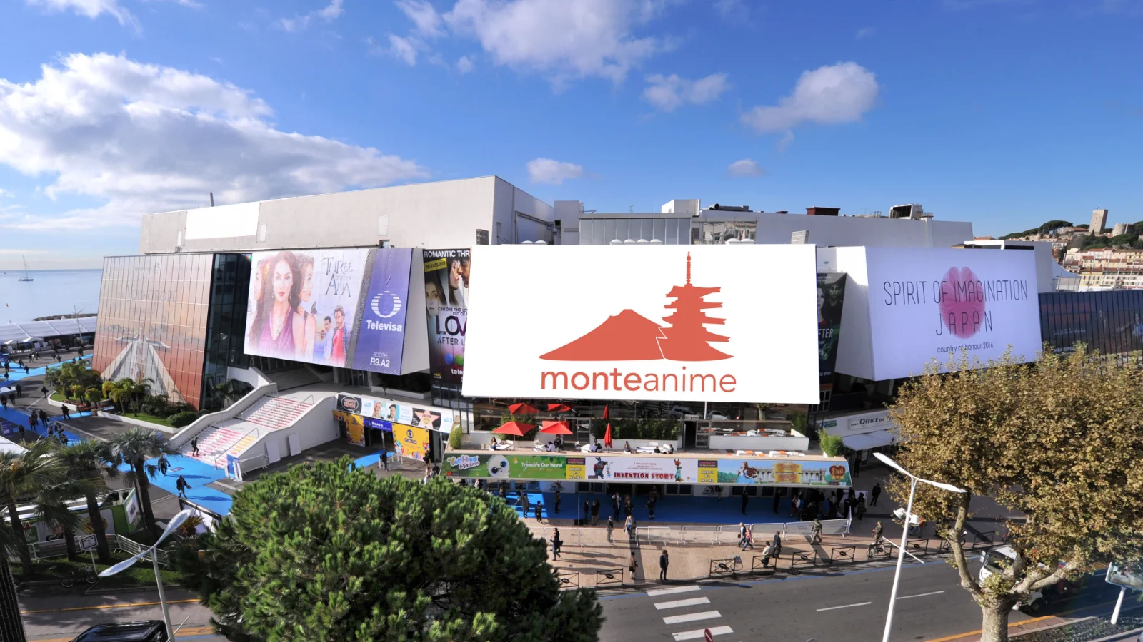 Façade du Palais des Festivals de Cannes couverte de grandes bâches publicitaires de programmes télévisés pendant le MIPCOM, sous un ciel bleu, avec des passants sur l'esplanade