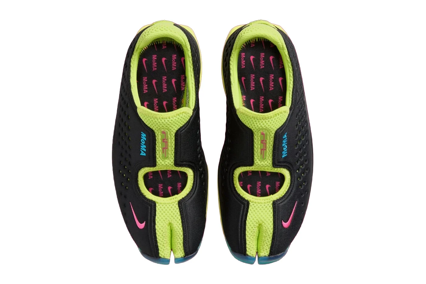 Vue de dessus de la paire de Nike Air Rift 2 MoMA noire et jaune néon, qui montre l'orteil séparé et la semelle intérieure imprimée.