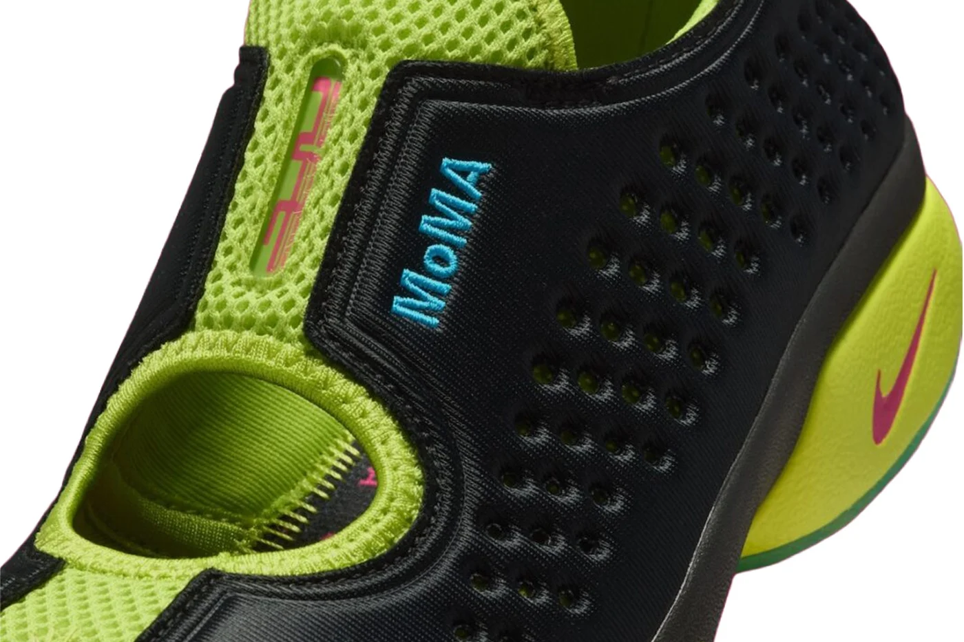 Gros plan sur la tige noire perforée d'une Nike Air Rift 2, avec « MoMA » brodé en bleu et un Swoosh rose sur la semelle jaune.