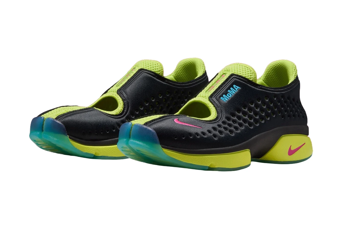 La paire de Nike Air Rift 2 MoMA noire, à col jaune néon, Swoosh rose et semelle translucide bleue, en photo studio sur fond blanc.
