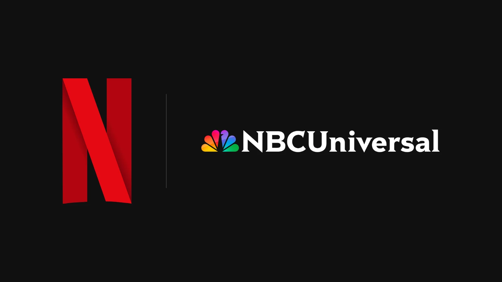 Le symbole rouge en forme de N de Netflix, à gauche, séparé par un fin trait gris du logo NBCUniversal, un paon multicolore suivi du nom en lettres blanches, sur fond noir.