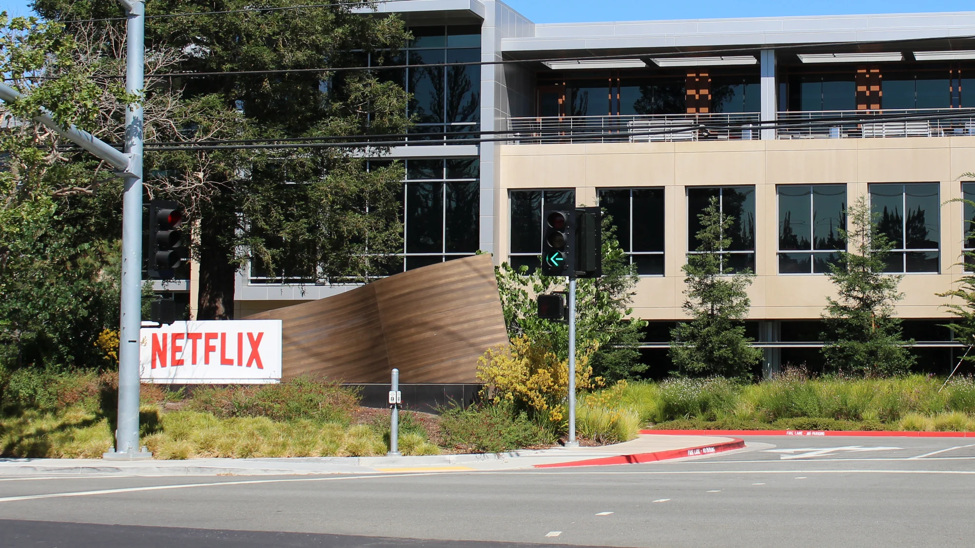 L’enseigne rouge et blanche Netflix devant un immeuble de bureaux du siège de l’entreprise à Los Gatos, en Californie, sous un ciel bleu.