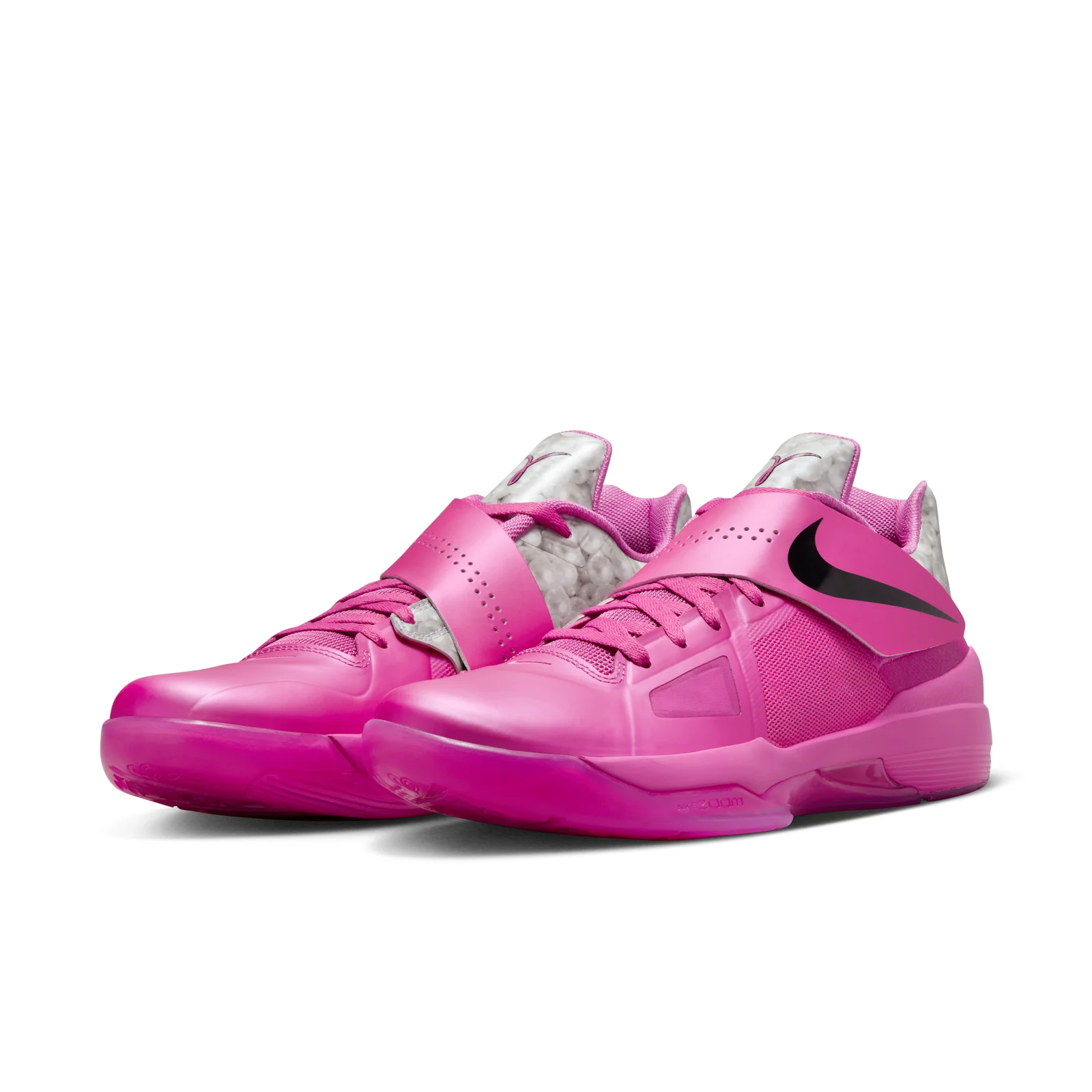 La paire de Nike KD 4 « Aunt Pearl » rose vif en photo studio sur fond blanc, avec sangle velcro rose, Swoosh noir et col à motif nacré gris.