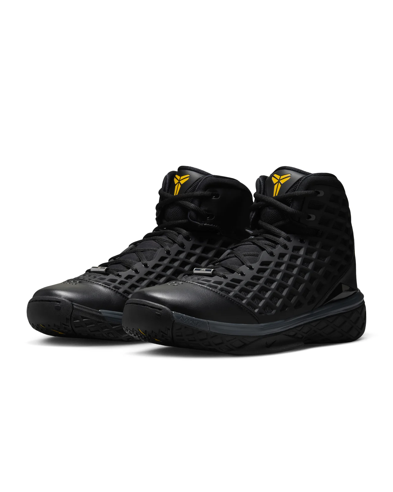 La paire de Nike Kobe 3 Protro noire en photo studio sur fond blanc : tige à motif de losanges, logo Kobe jaune sur la languette.