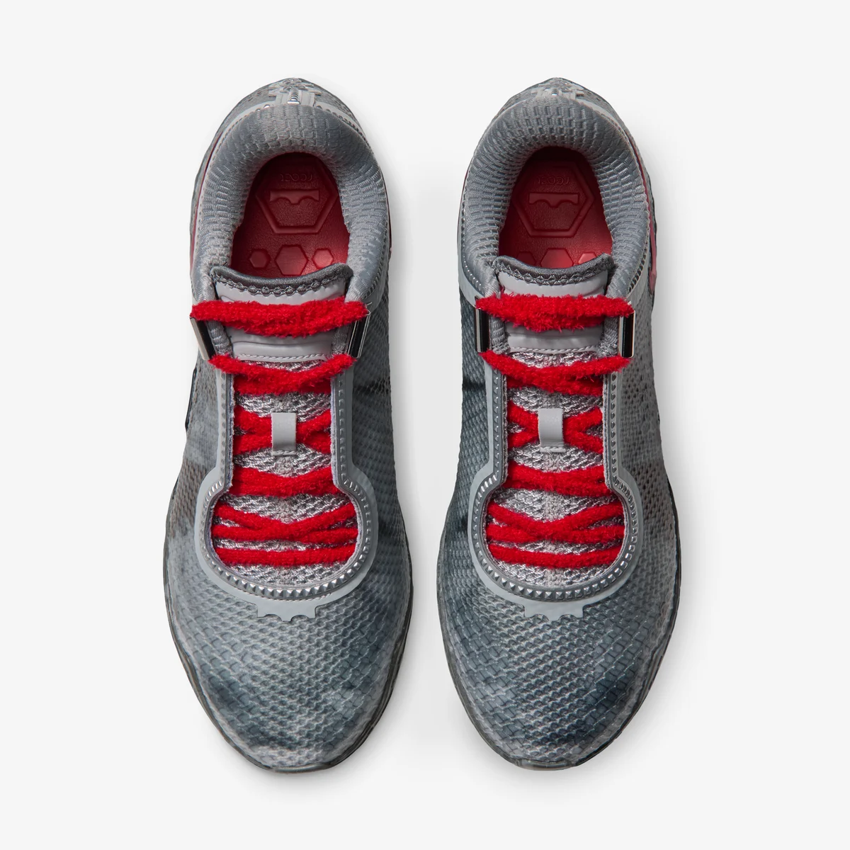 La paire de LeBron XXIV « Storm Drain » vue du dessus : lacets rouges bouclés, semelles intérieures rouges, tige grise.