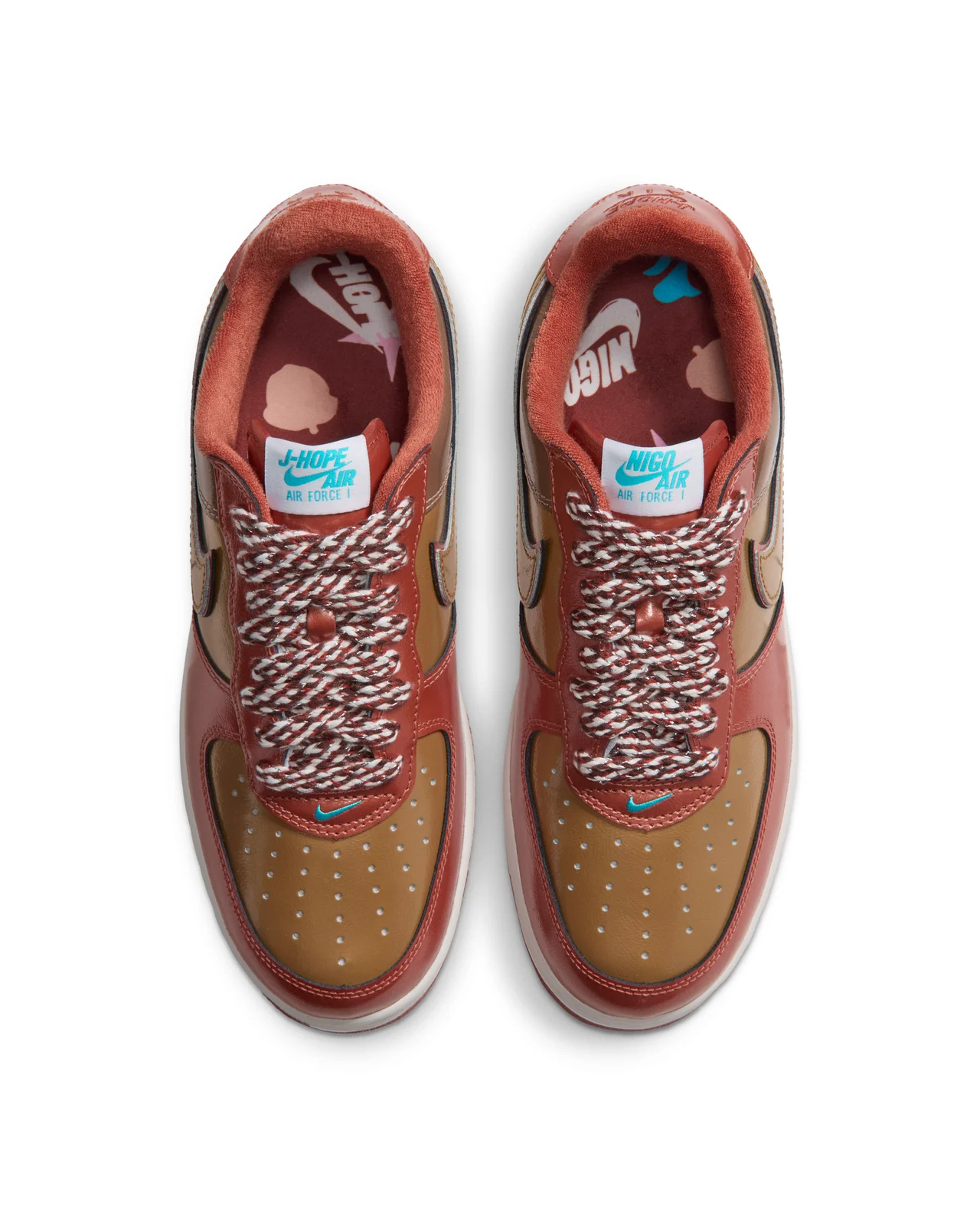 Vue de dessus de la paire de Nike Air Force 1 '01 Nigo × j-hope, avec étiquettes de languette « j-hope » et « Nigo Air » et semelles intérieures imprimées.
