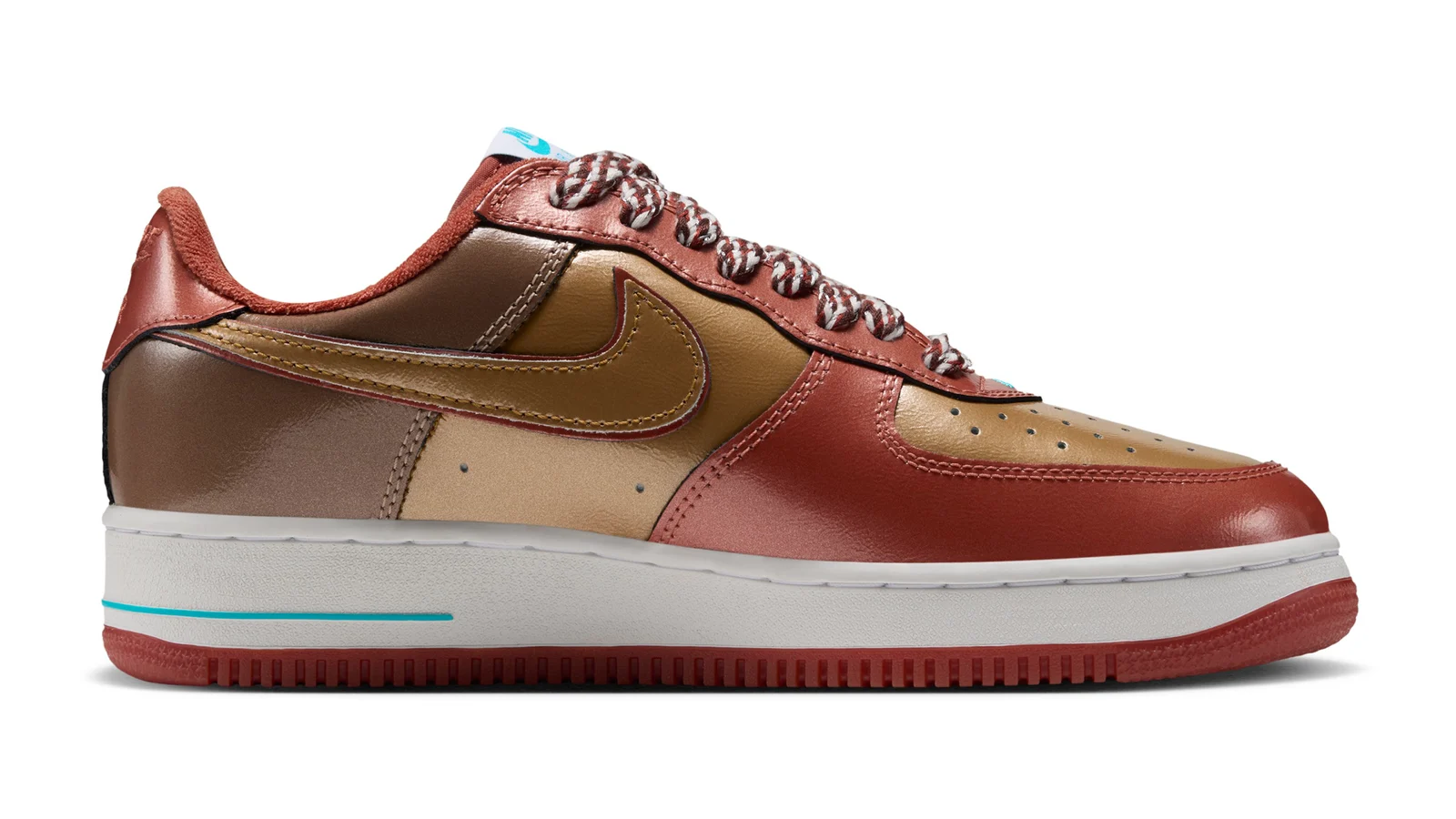 Profil extérieur de la Nike Air Force 1 '01 Nigo × j-hope : Swoosh or métallisé, empiècements taupe et rouge brique, liseré bleu sur la semelle blanche.