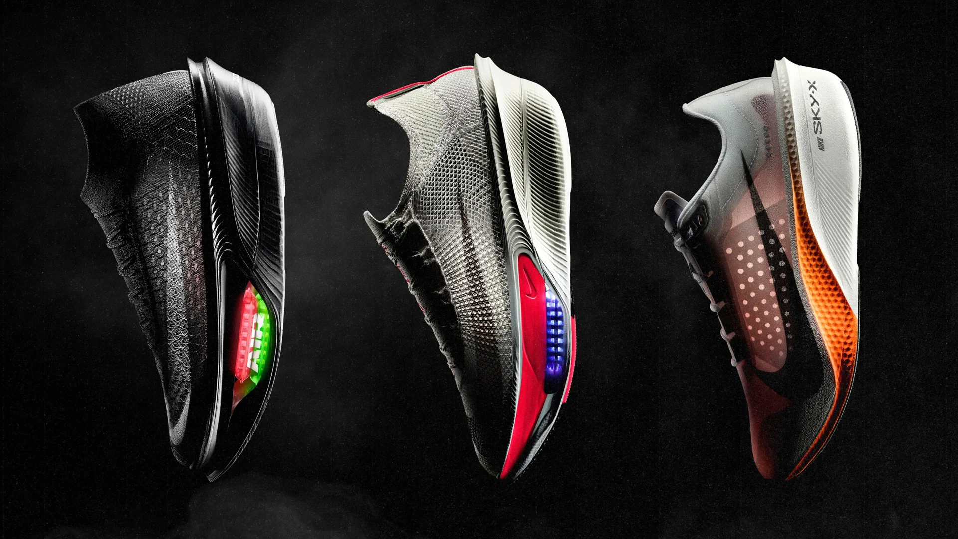 Trois chaussures de course sur route de Nike en suspension sur un fond noir enfumé : à gauche un modèle noir, au centre un modèle gris et rose, à droite un modèle blanc et orange, toutes à semelle épaisse.