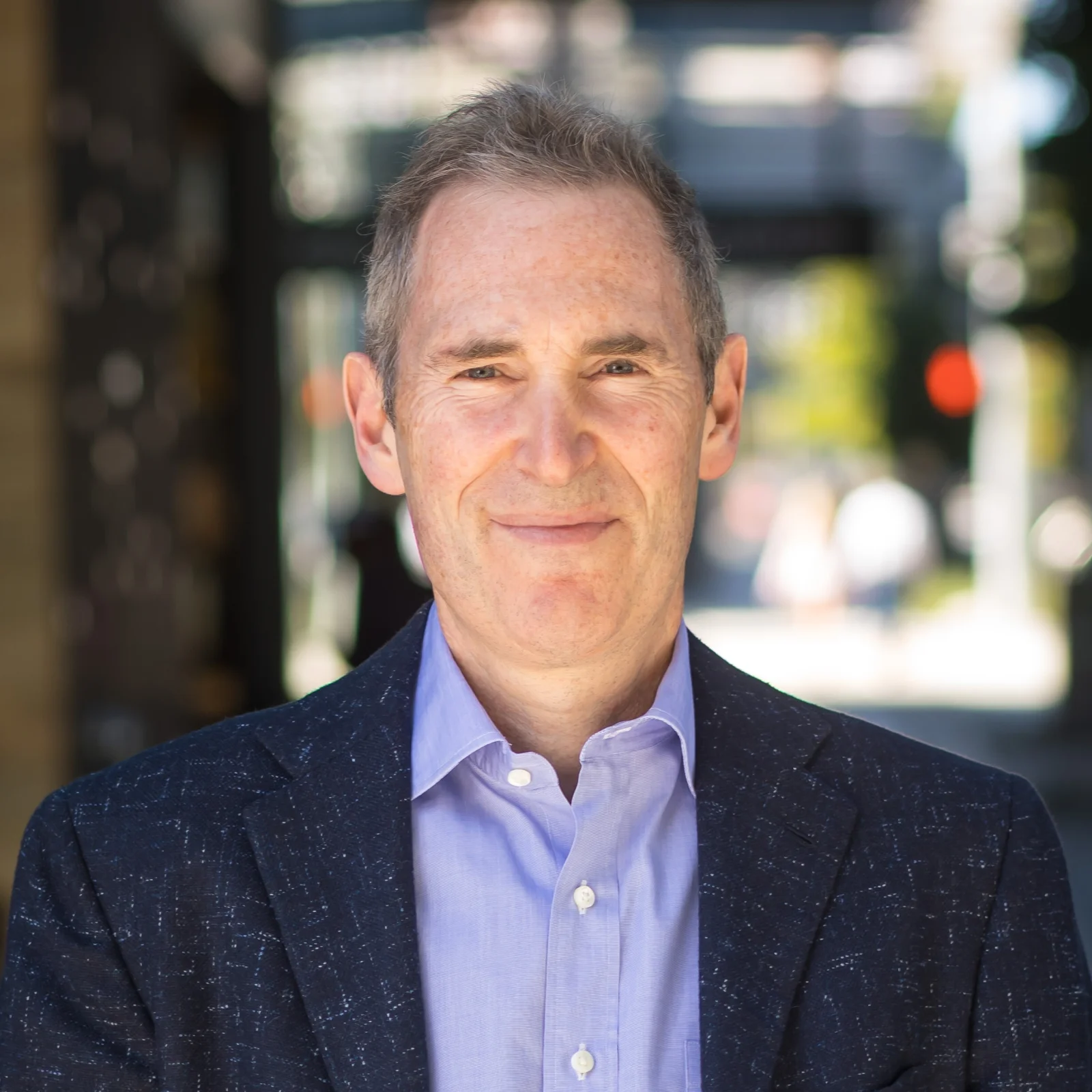 Portrait d’Andy Jassy, dirigeant d’Amazon, vêtu d’une veste sombre et d’une chemise mauve, photographié en septembre 2021.