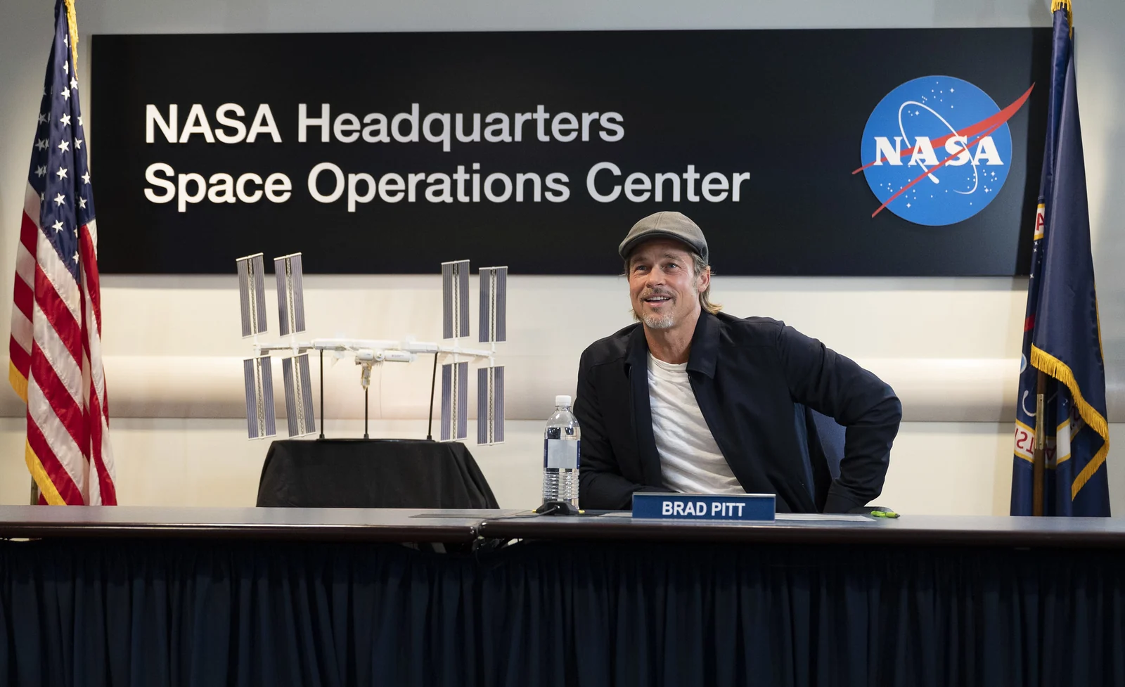 Brad Pitt, assis et coiffé d’une casquette, lors d’une rencontre au siège de la NASA en 2019.