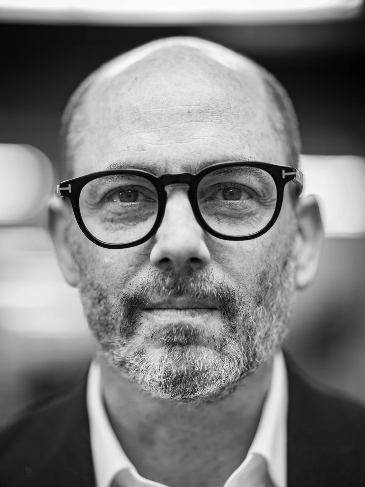 Portrait photographique en noir et blanc du réalisateur Edward Berger, portant des lunettes.