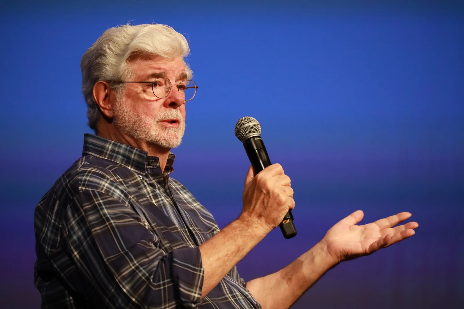 George Lucas s’exprimant au micro pendant sa rencontre au Festival de Cannes 2024.