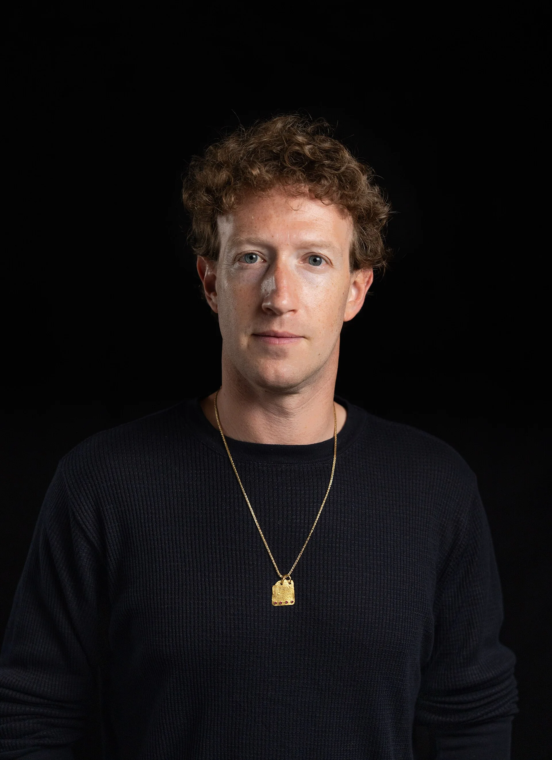 Portrait de Mark Zuckerberg en pull sombre, photographié en septembre 2025.