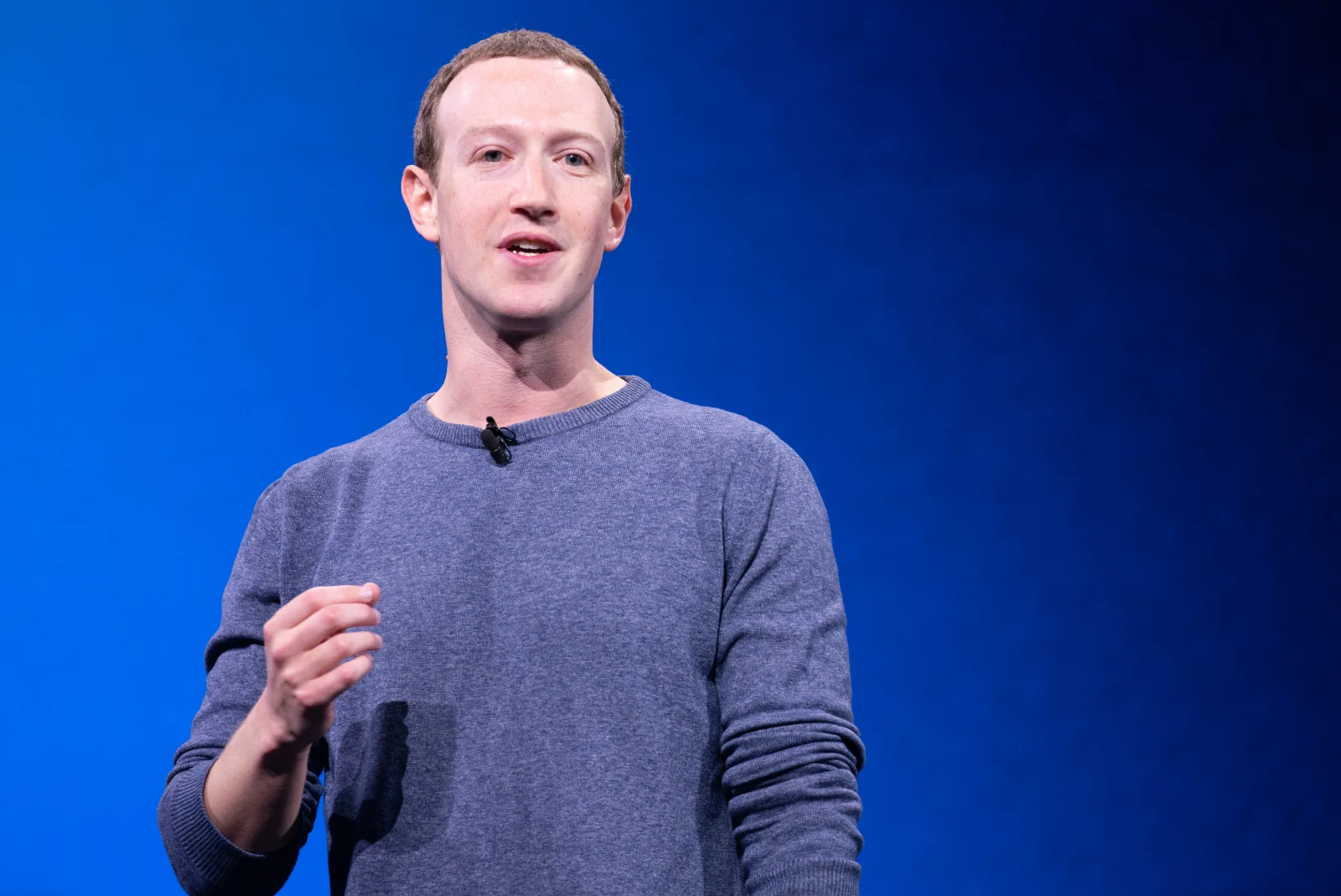 Mark Zuckerberg prend la parole sur une scène au fond bleu lors de la conférence F8 2019.