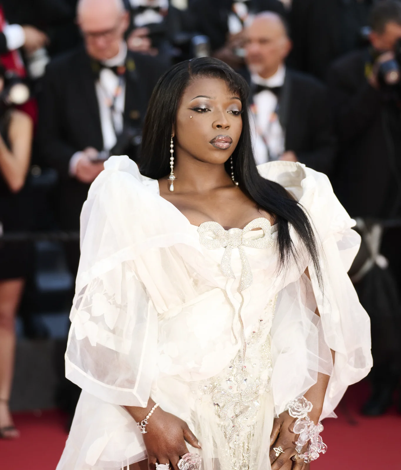 Theodora en robe blanche à volants sur le tapis rouge du Festival de Cannes.