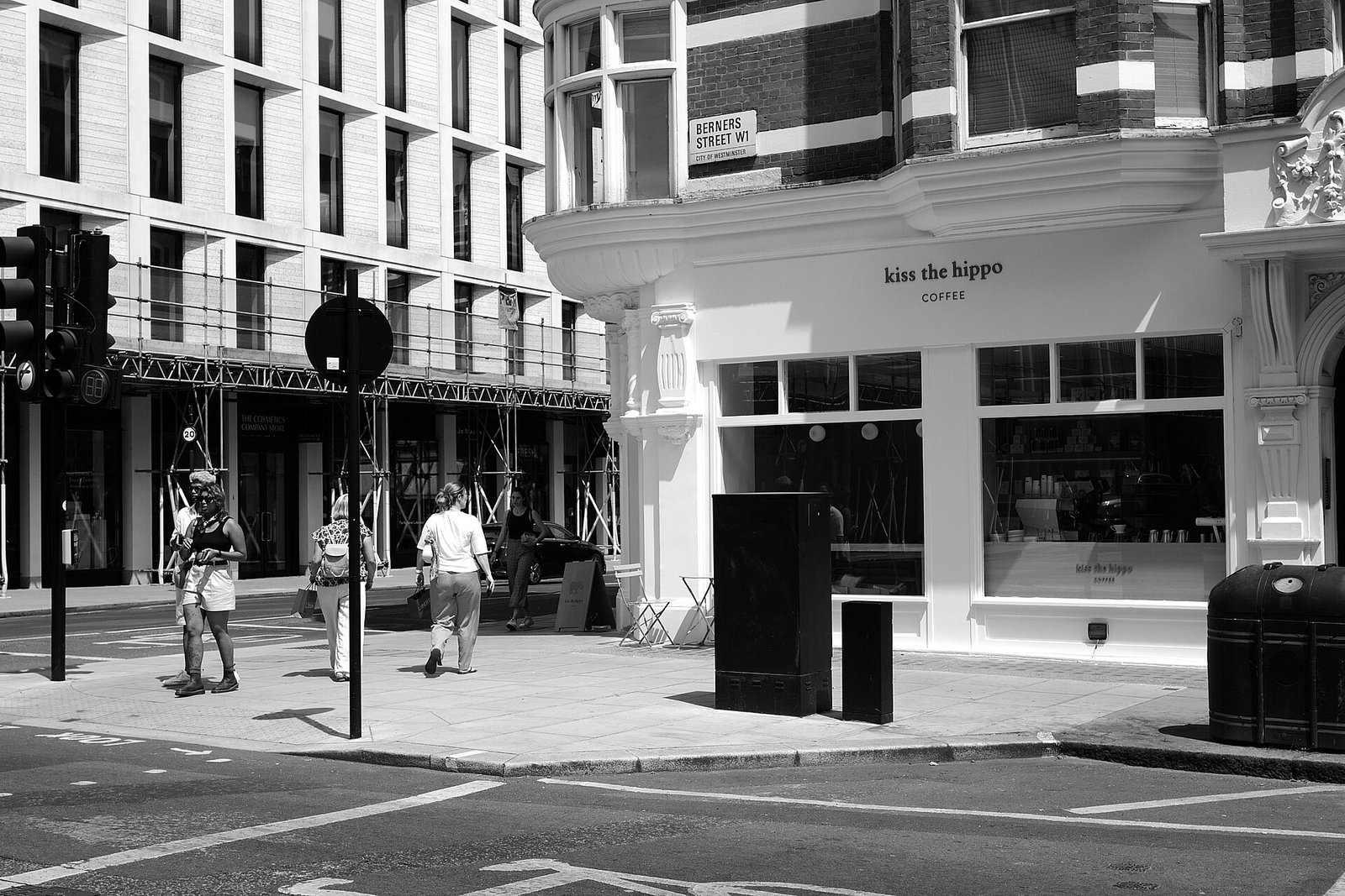 Façade d’un café Kiss the Hippo à Fitzrovia, Londres, photographiée en 2023.
