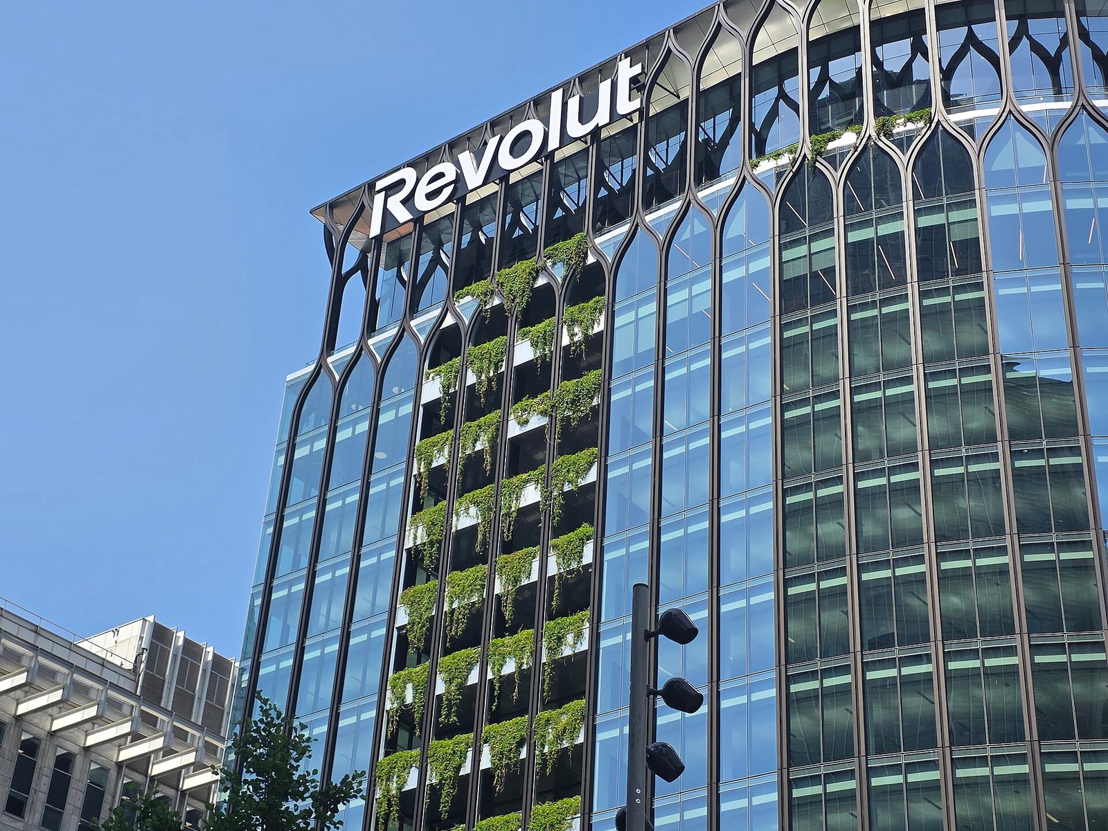 Façade des bureaux londoniens de Revolut photographiée en juin 2026.