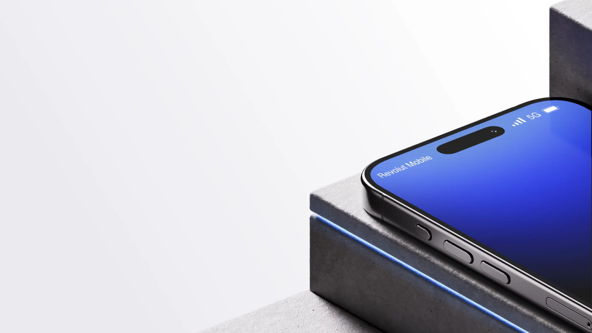 Un smartphone noir posé sur des blocs de béton gris soulignés d’un liseré bleu, écran allumé en dégradé bleu, sur fond blanc.