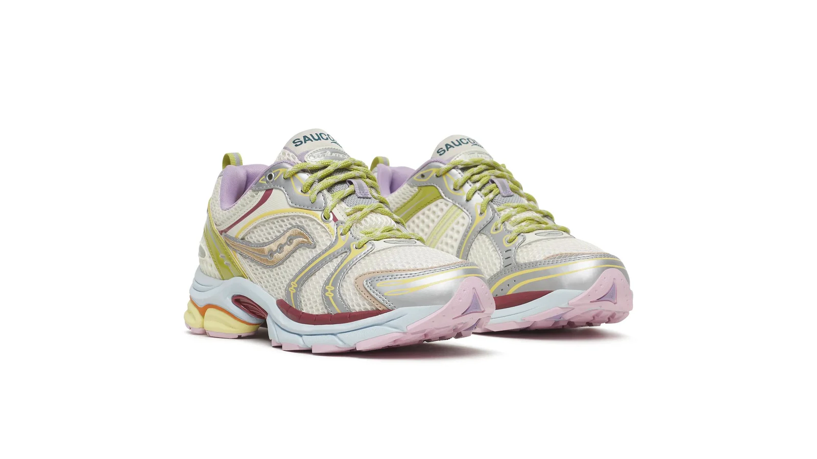 La paire de Saucony ProGrid Triumph 4 Evelynn World, en mesh crème avec empiècements argent, jaune anis et lilas, semelle bleu ciel et rose, en photo studio sur fond blanc.