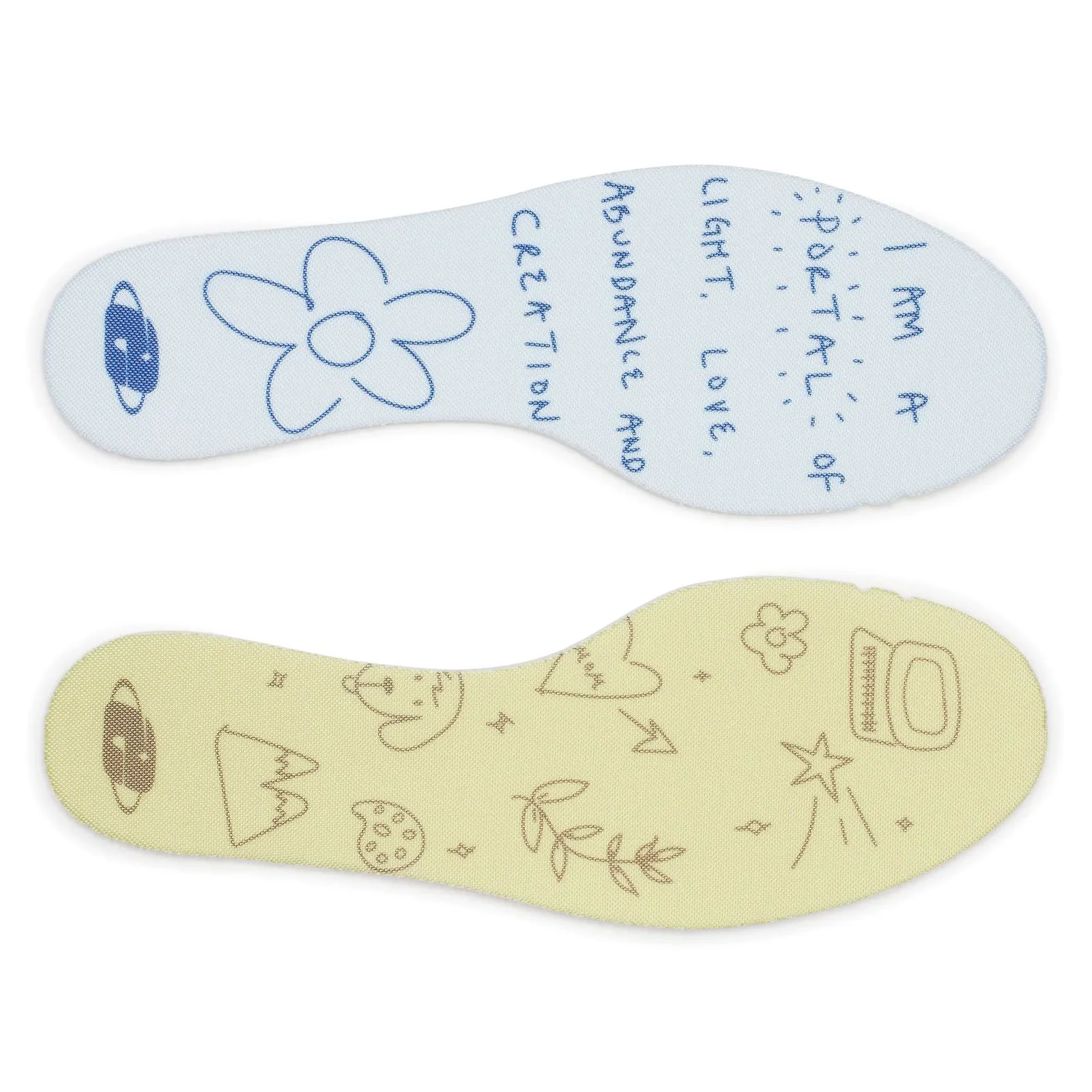 Les deux semelles intérieures de la paire : l’une bleu pâle avec une fleur et la phrase manuscrite « I am a portal of light, love, abundance and creation », l’autre jaune pâle couverte de petits dessins de montagnes, de fleurs et d’étoiles.